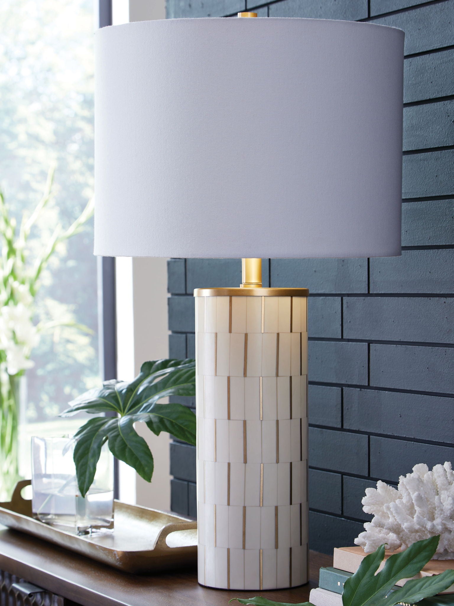 Faridworth - Poly Table Lamp - White / Gold Finish - Best Buy Furniture