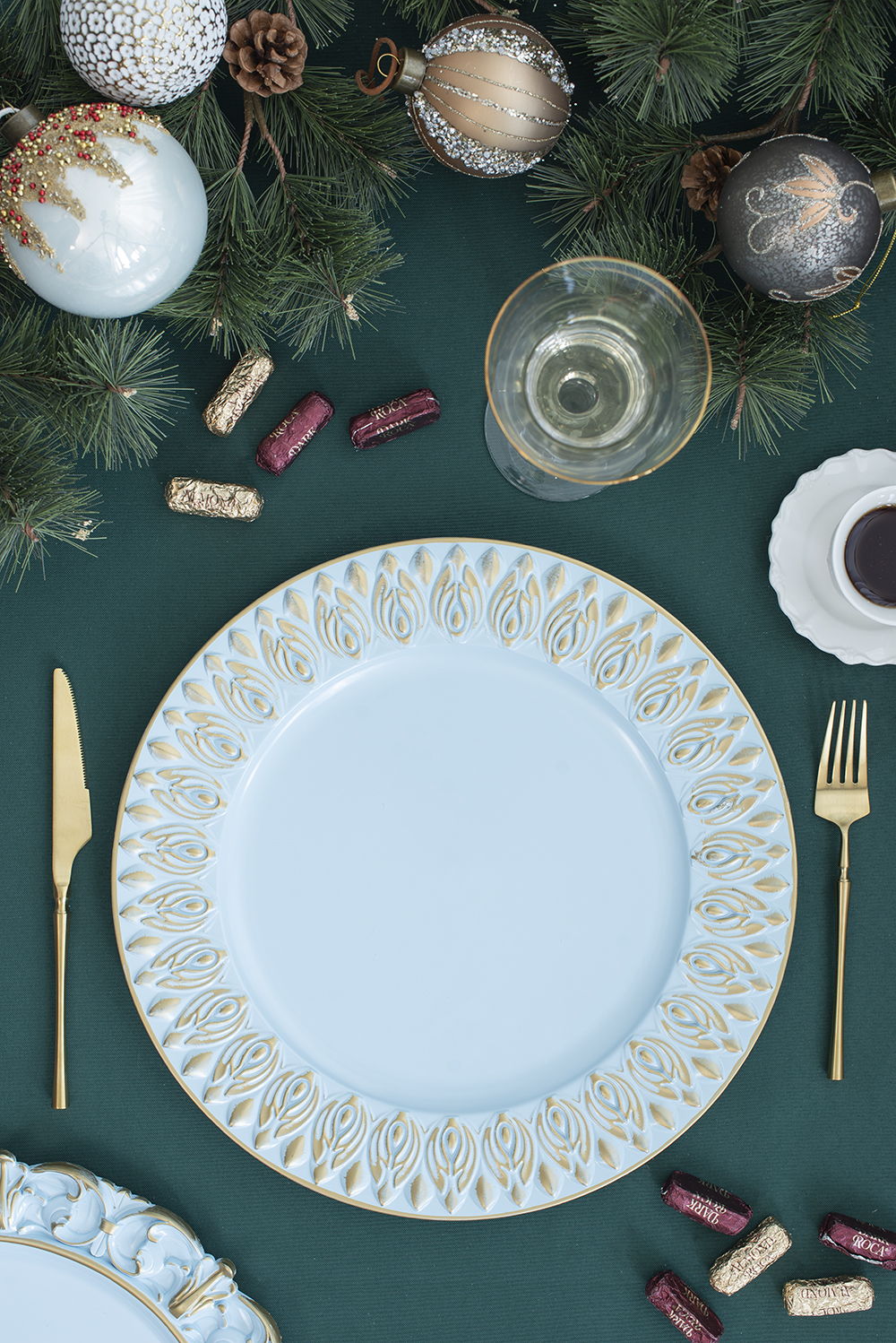 Elegant Plastic Charger Plate (Set of 8) - Best Buy Furniture