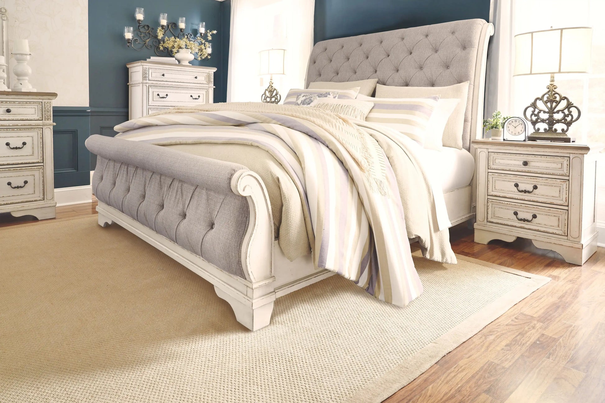Realyn - Upholstered Sleigh Bed - Best Buy Furniture