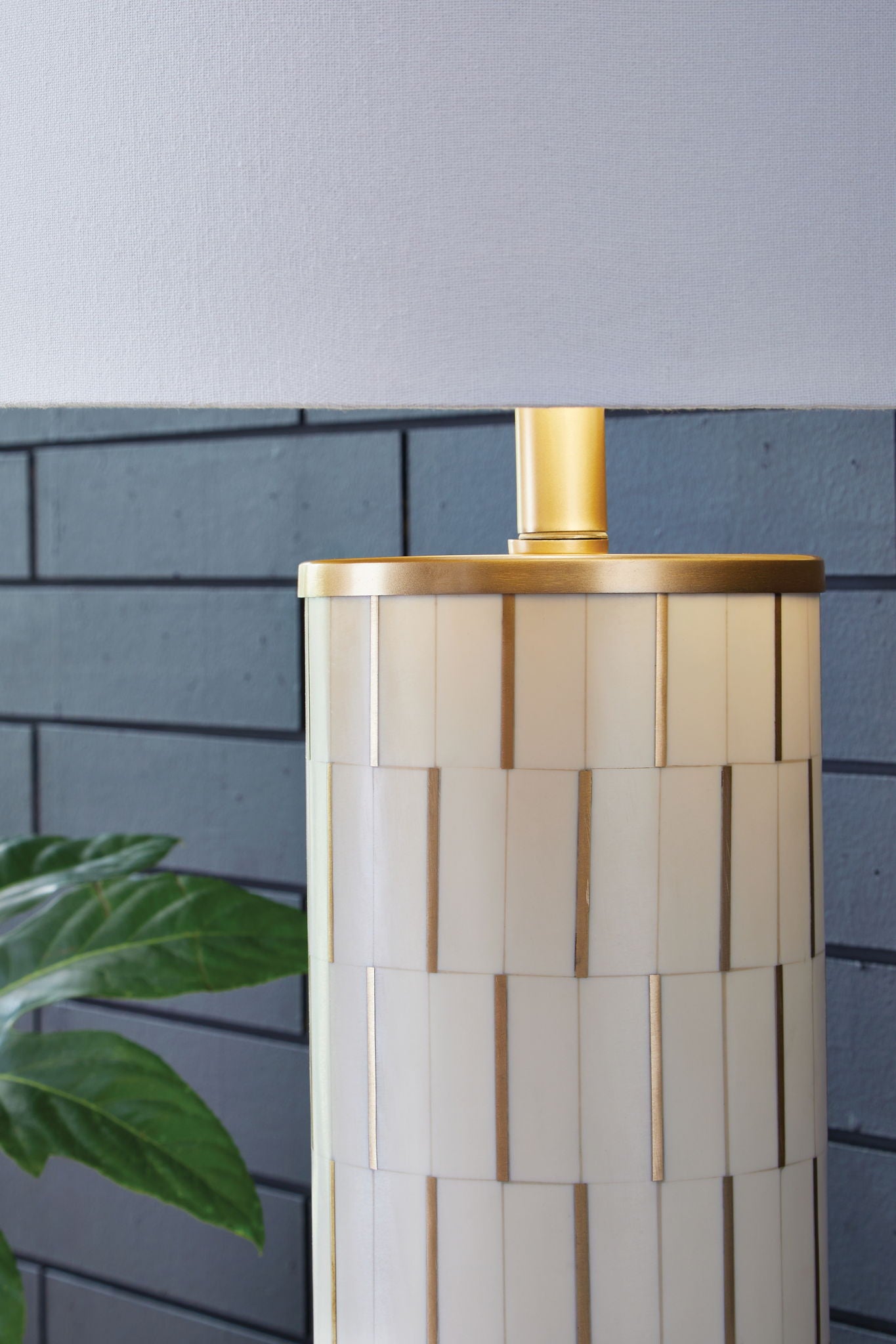 Faridworth - Poly Table Lamp - White / Gold Finish - Best Buy Furniture