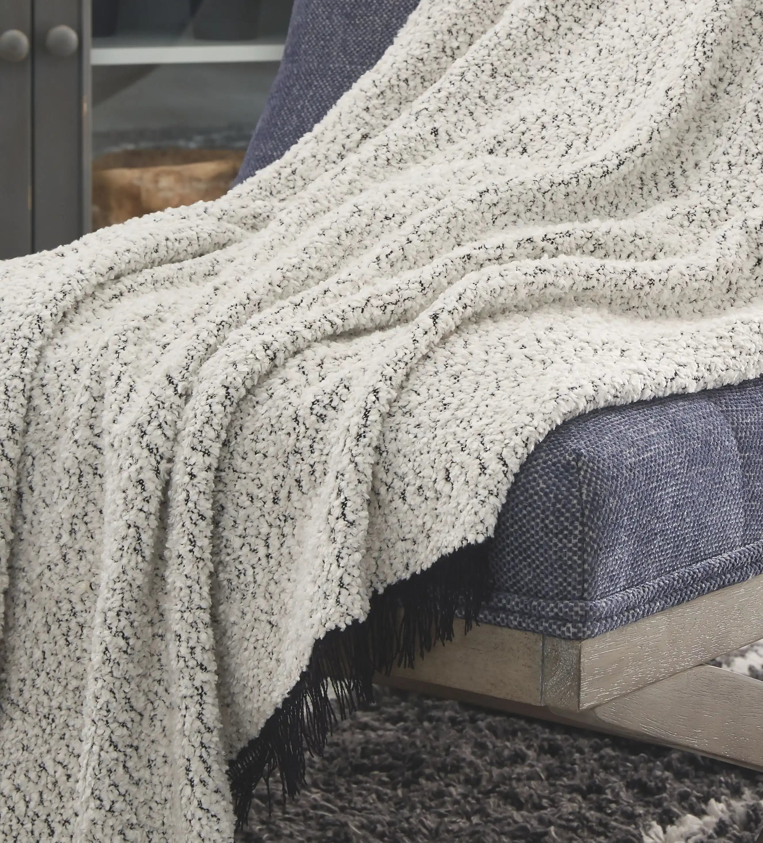 Leonita - Throw - Best Buy Furniture