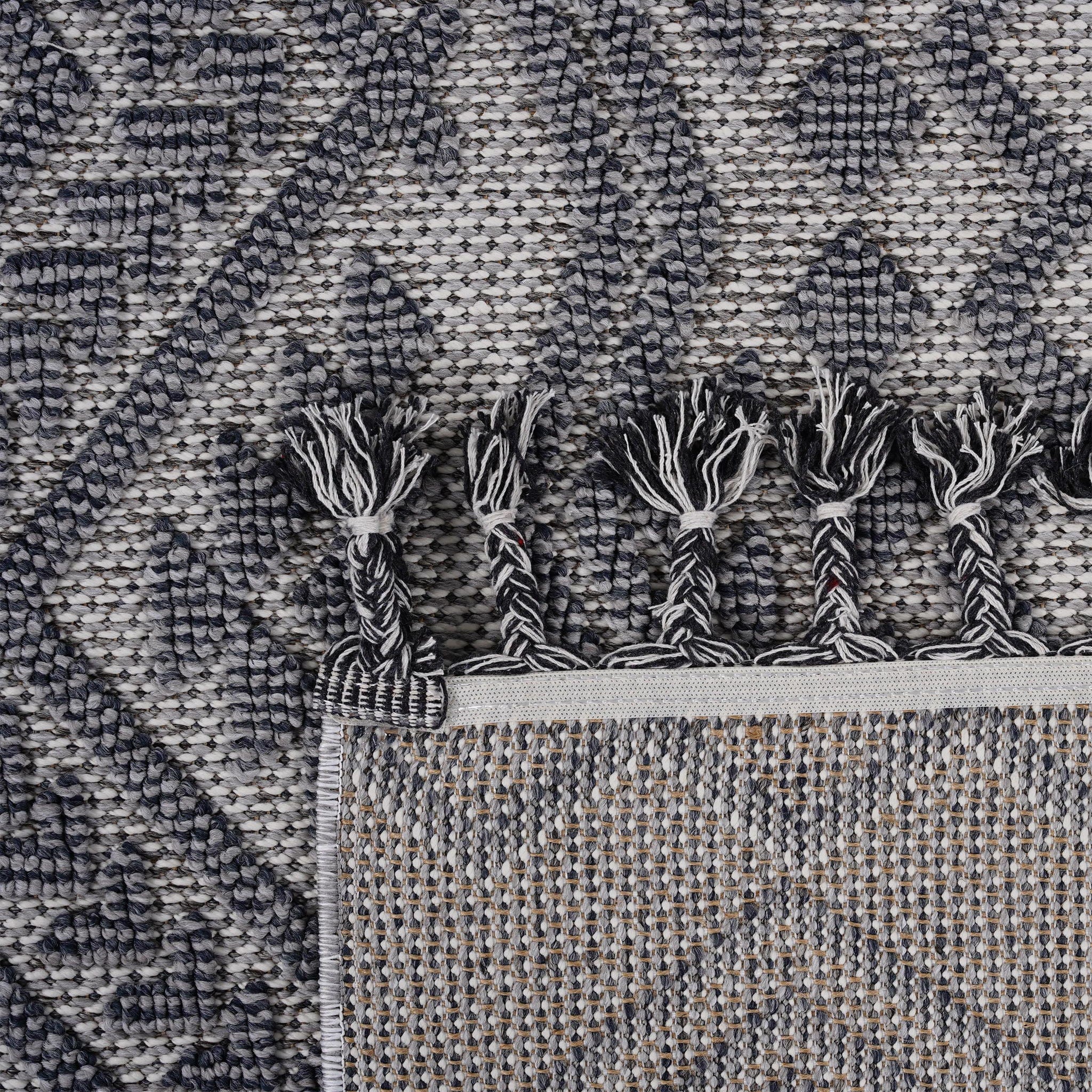 Guros - Trendy Traditional Indoor / Outdoor Rug