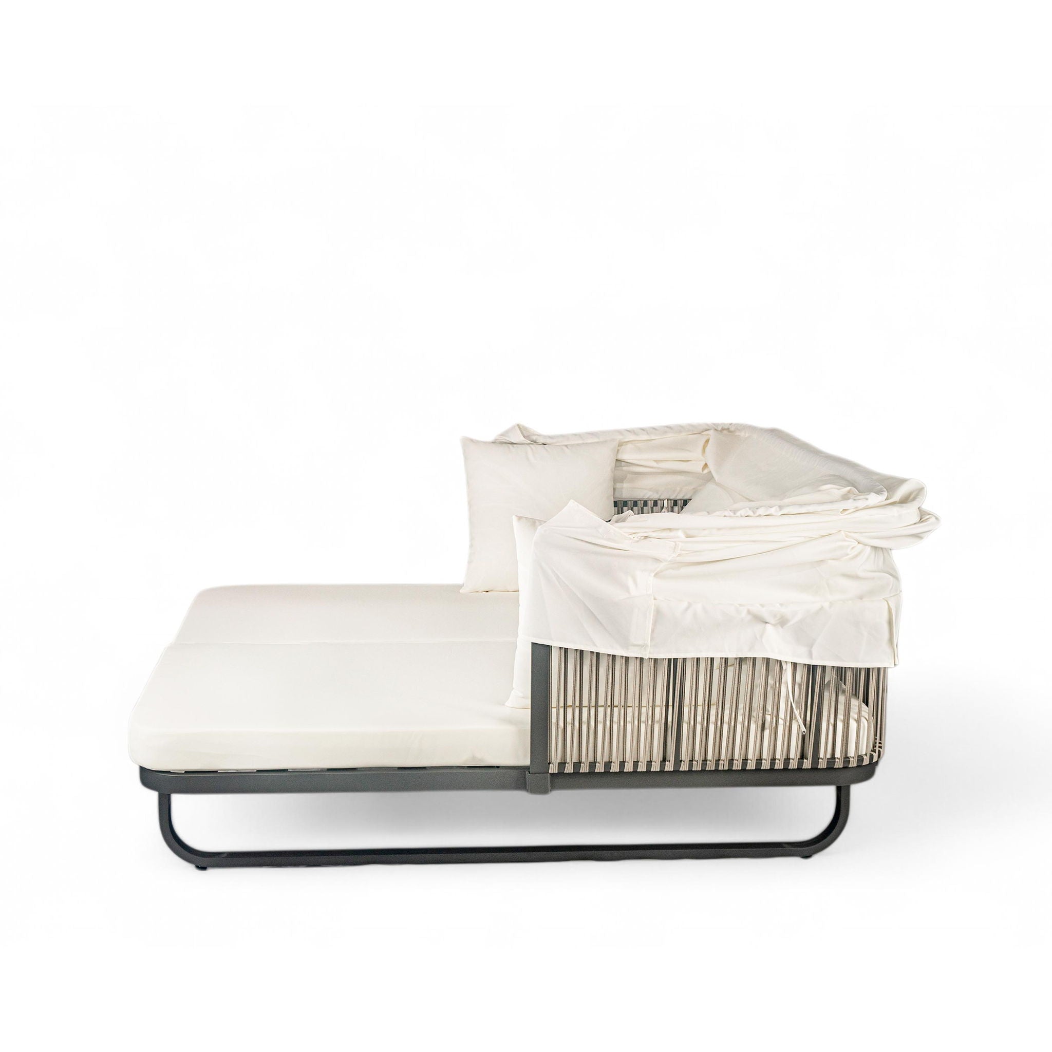 Outdoor Patio Rattan Daybed With Detachable Pillows