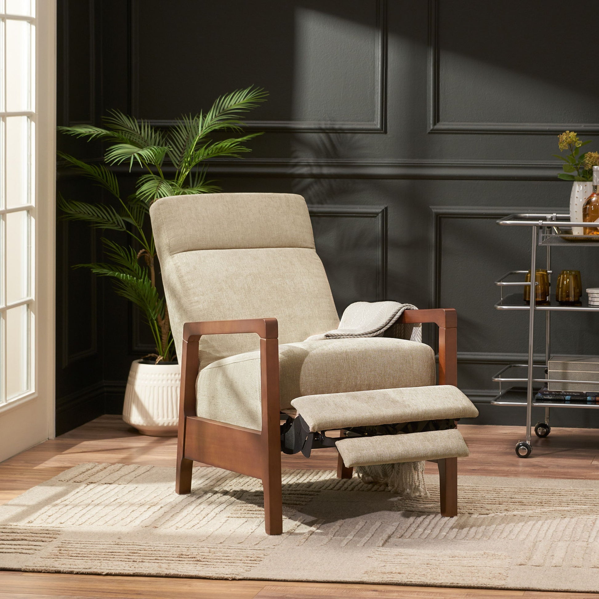 Contemporary Wide Hand Manual Club Recliner - Best Buy Furniture