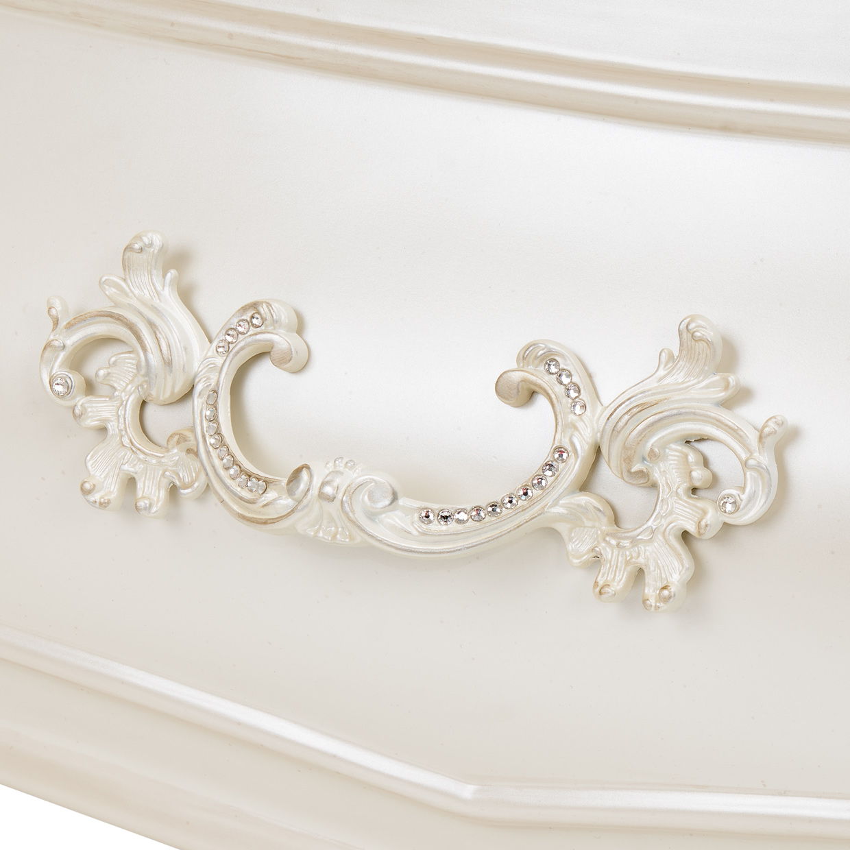 Lavelle - Round Cocktail Table - Classic Pearl