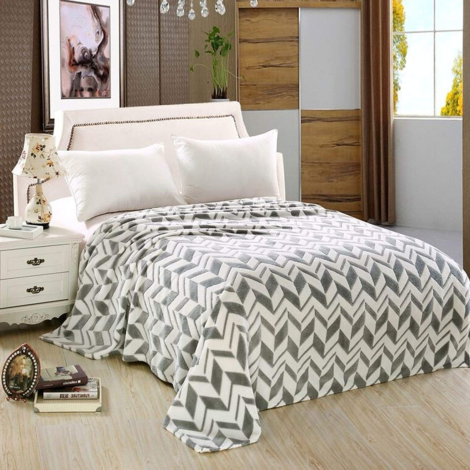 Décor&More Home Essentials Arrow Microplush Blanket - Best Buy Furniture