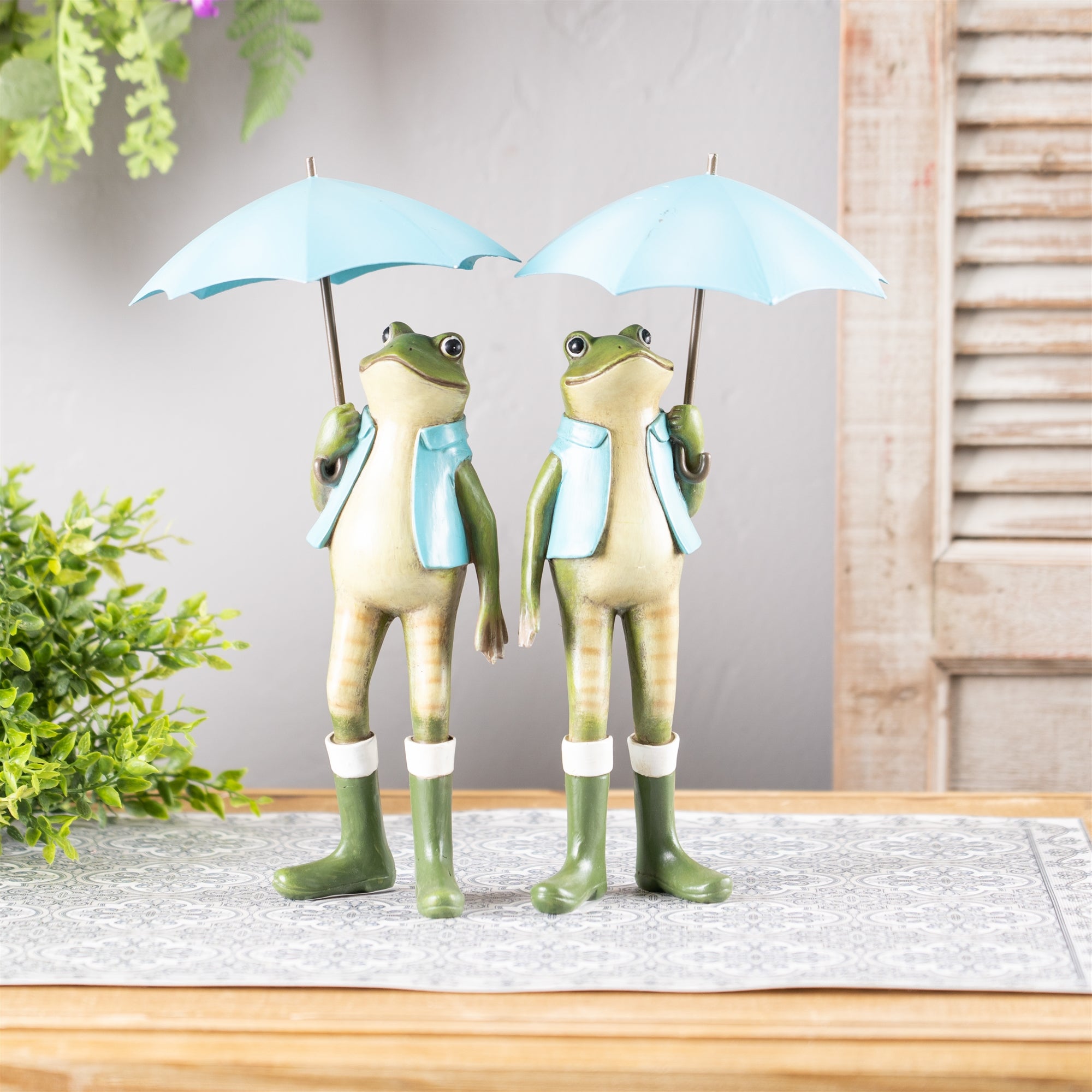 Garden frog with umbrella and rainboot accent (set of 2)