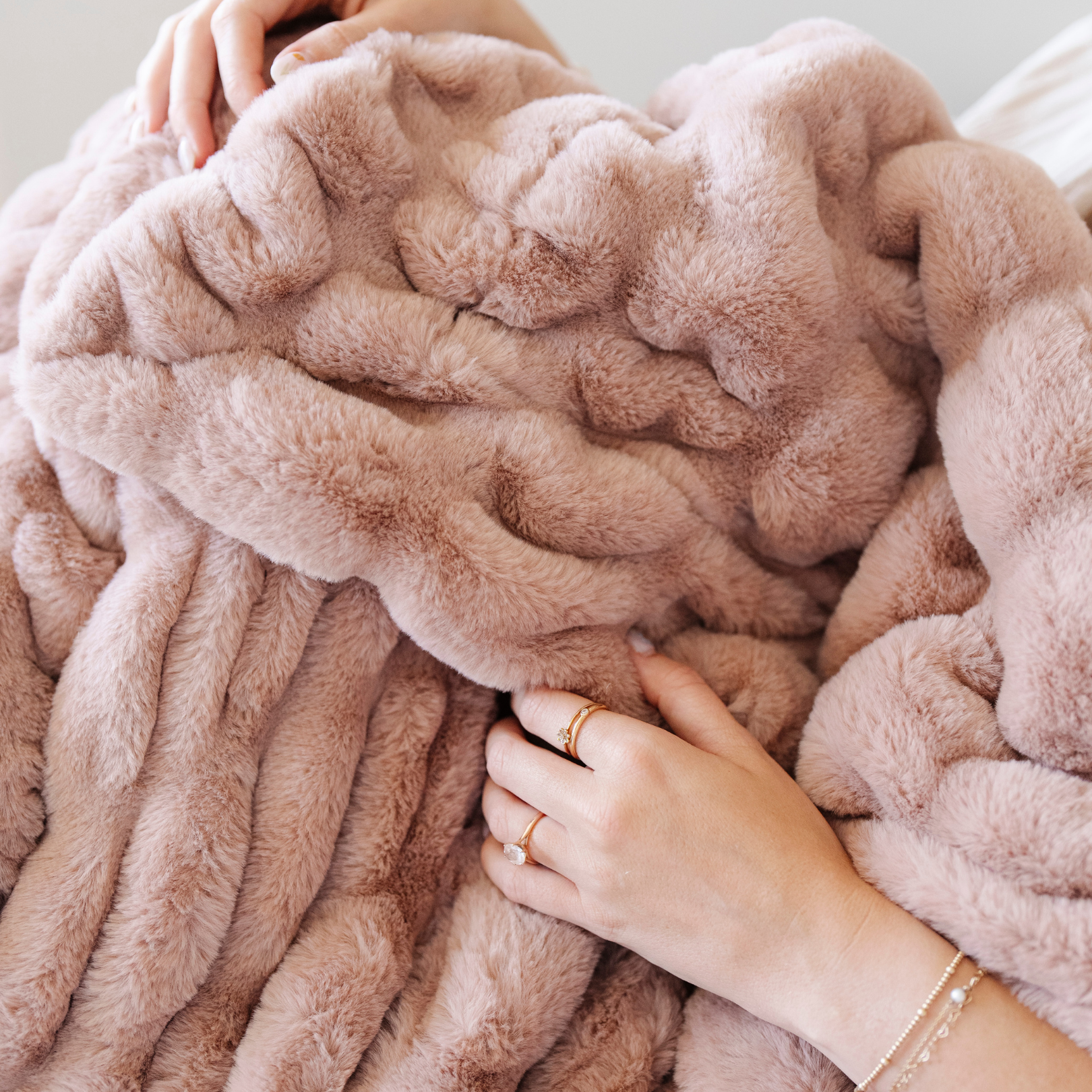 DOUBLE RUCHED FAUX FUR THROW BLANKETS