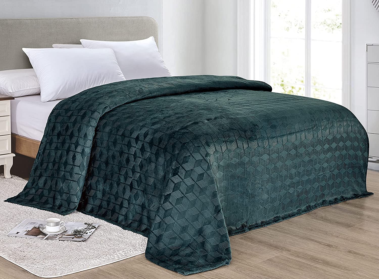 Ultra-plush-by-decor&more-chevron-arrow-jacquard-microplush-blanket-Blankets
