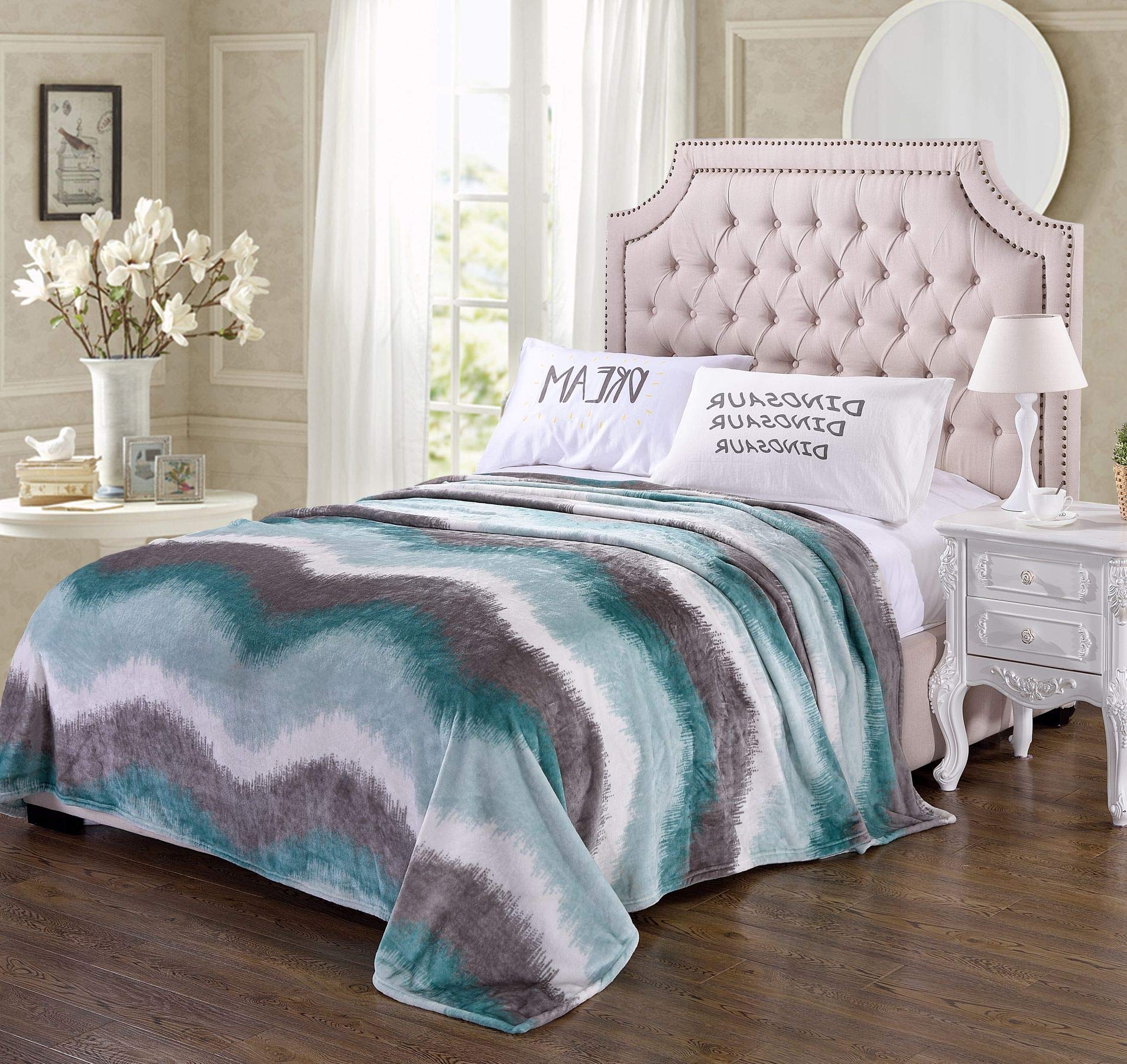 Decor&More Ultra Lush Extra Soft Modern Art Microplush Blanket - Best Buy Furniture