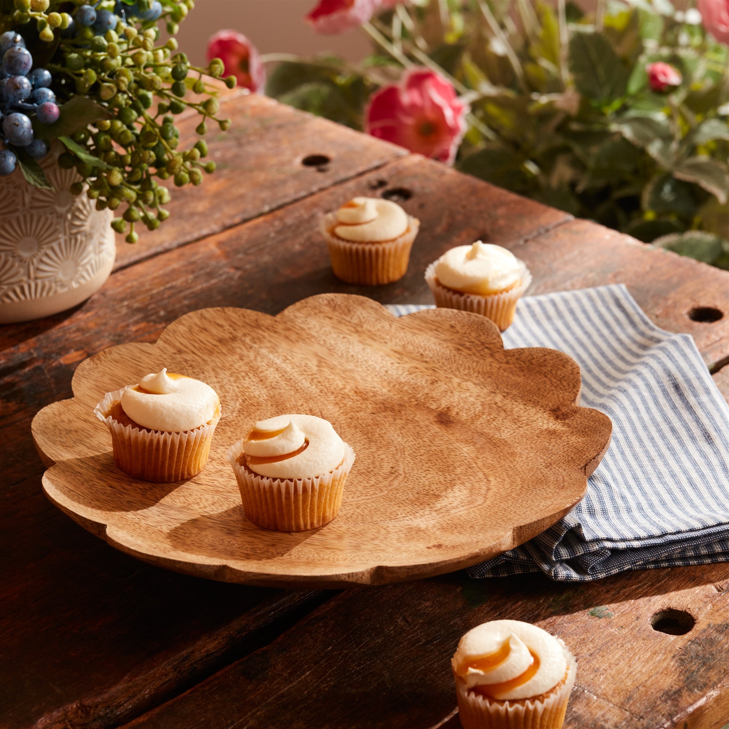 Mango wood flower bowl on pedestal 9"d