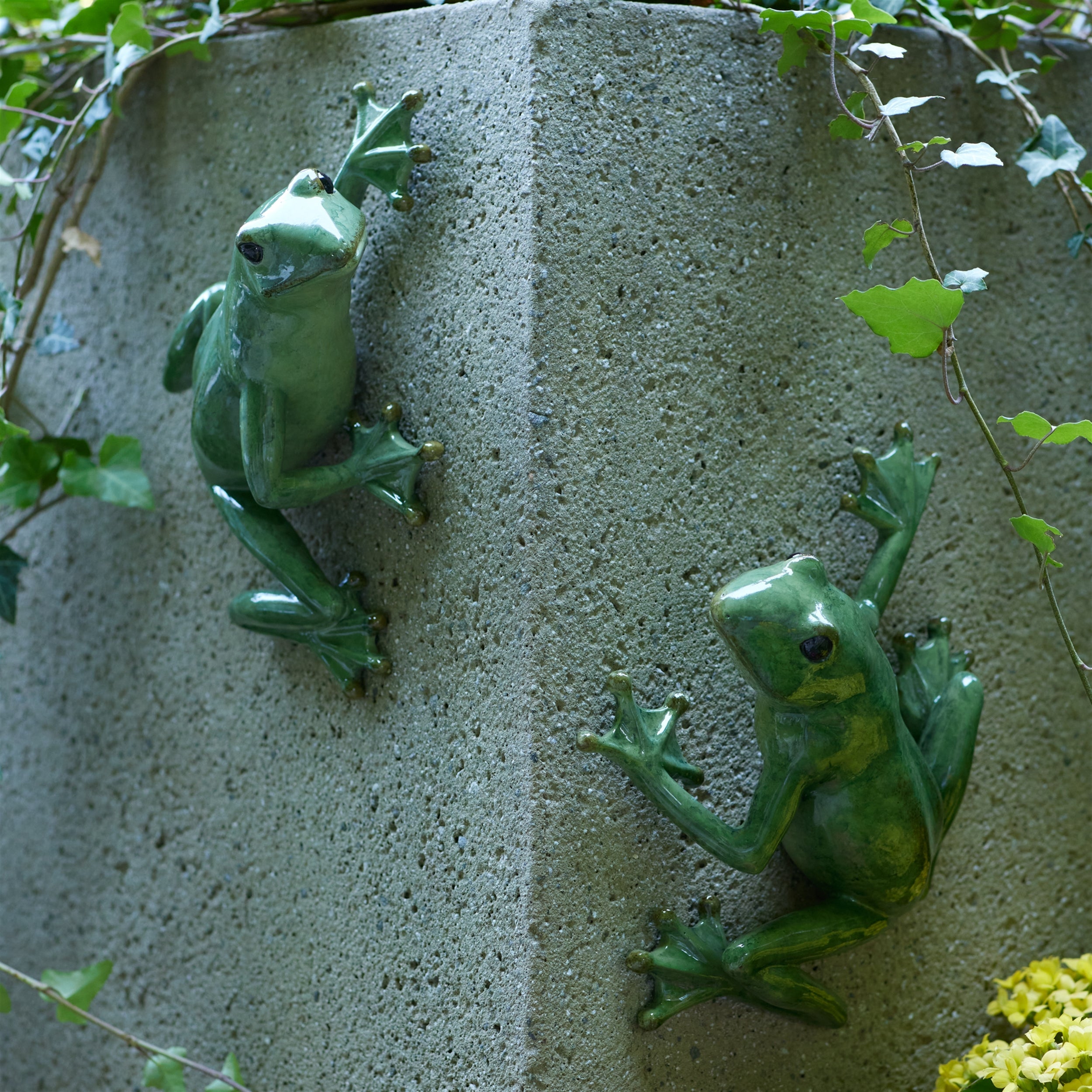 Stone-Garden-Frog-Wall-Accent-(Set-of-2)-Garden-Decor