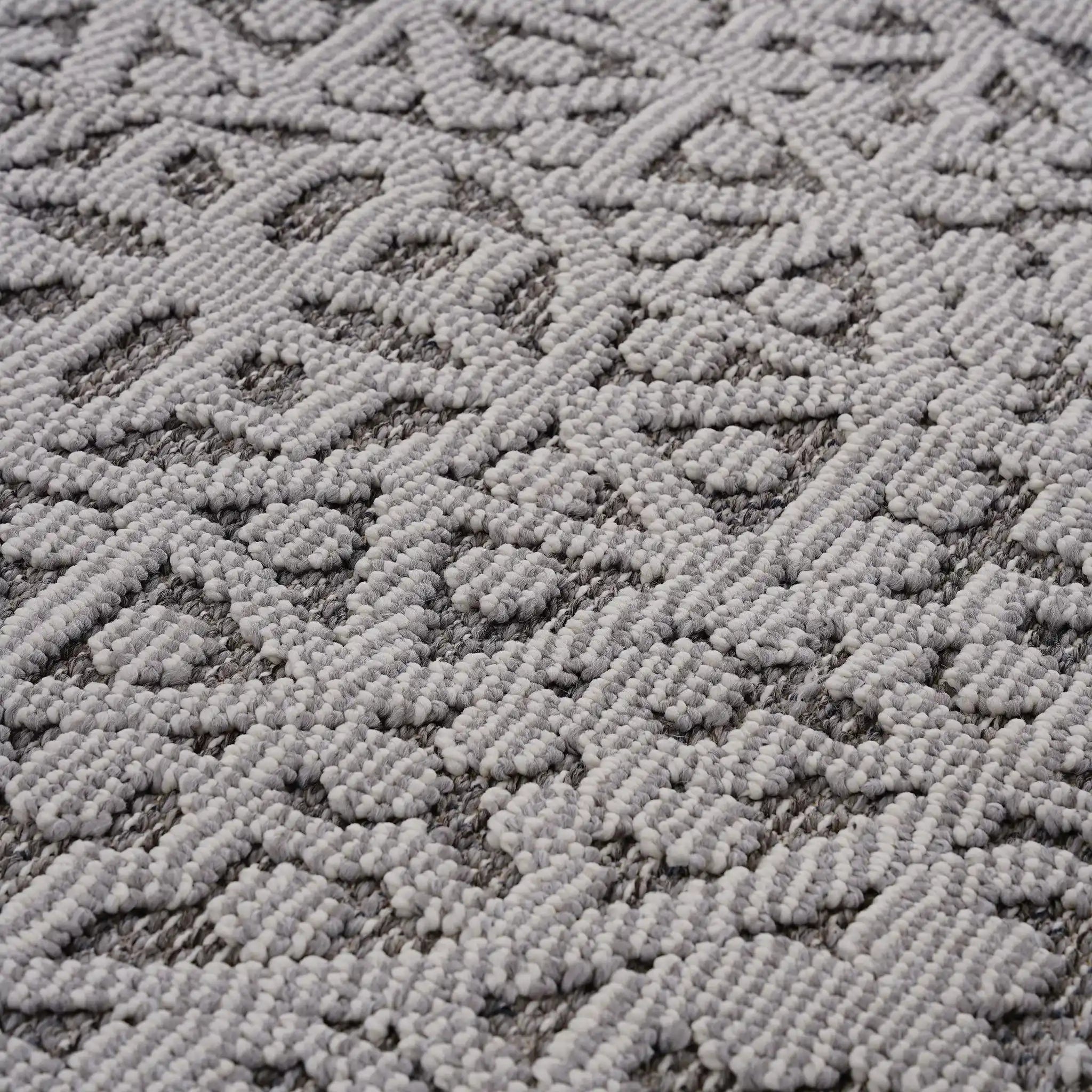 Guros - 4' X 6' Medallion Indoor / Outdoor Area Rug - Gray / White