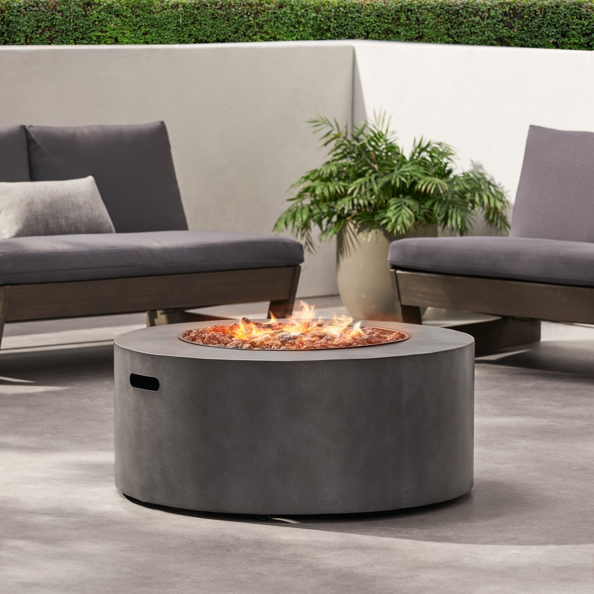 Round Iron Fire Pit With 40,000 Btu
