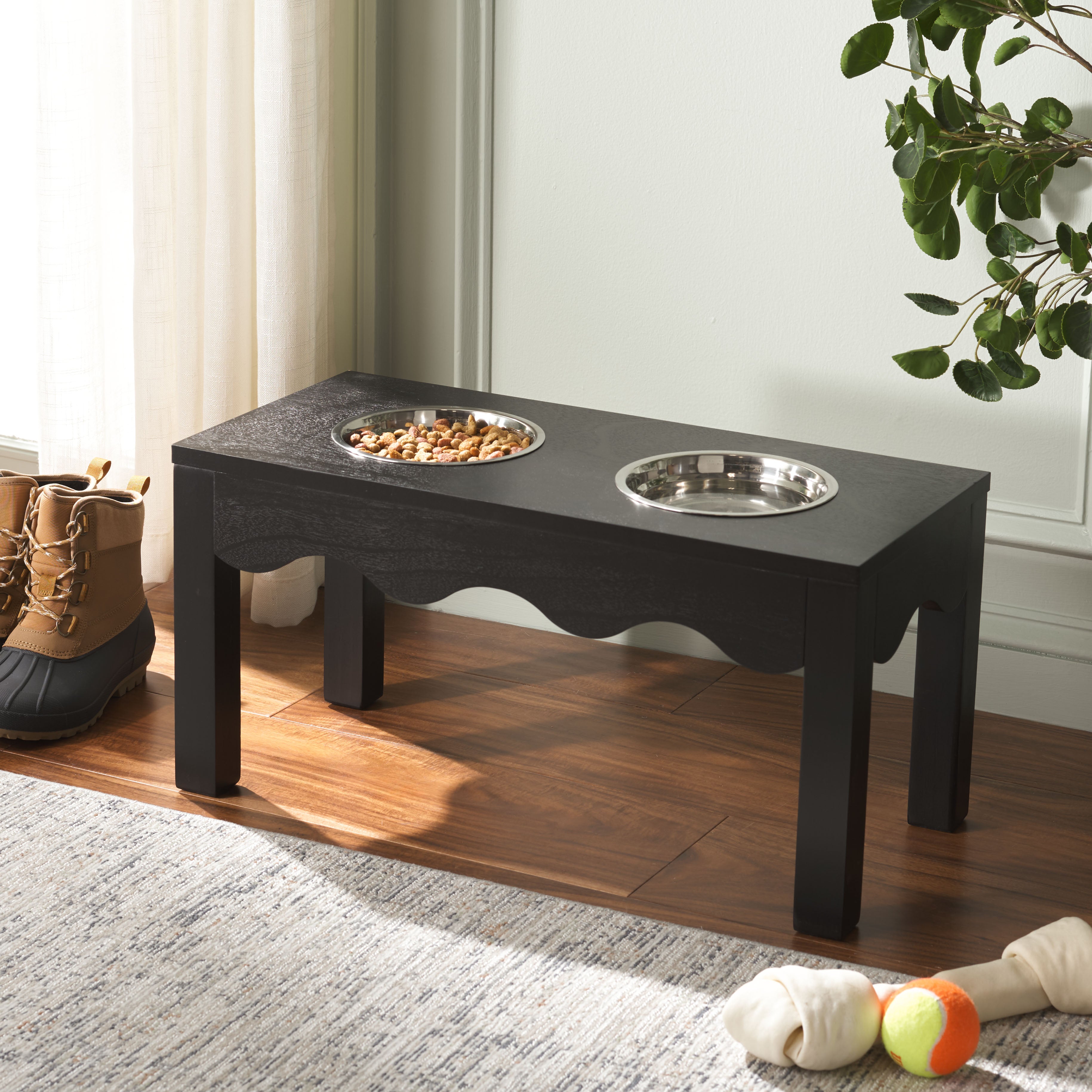 Lilith Pet Feeder/Matt Black