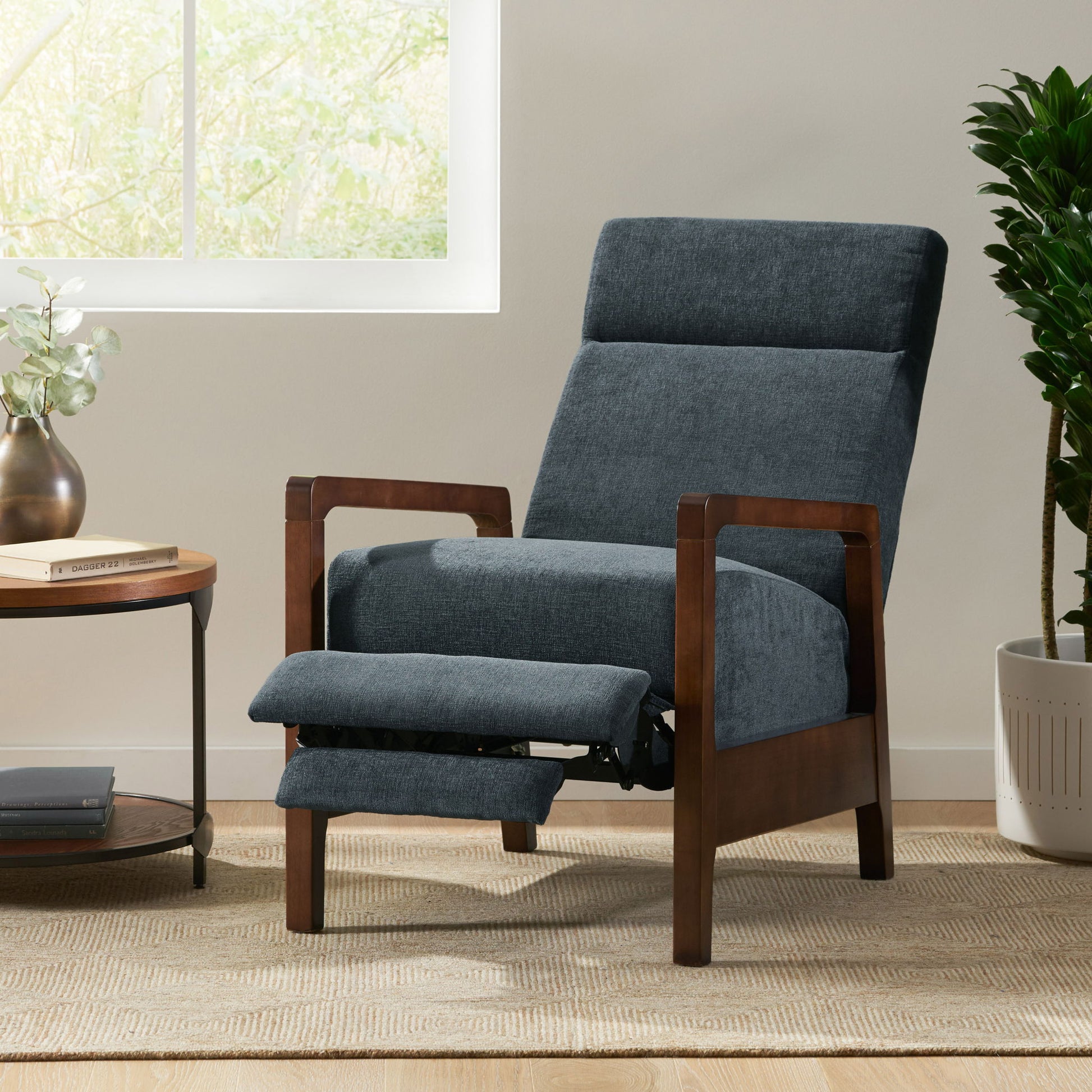 Contemporary Wide Hand Manual Club Recliner - Best Buy Furniture