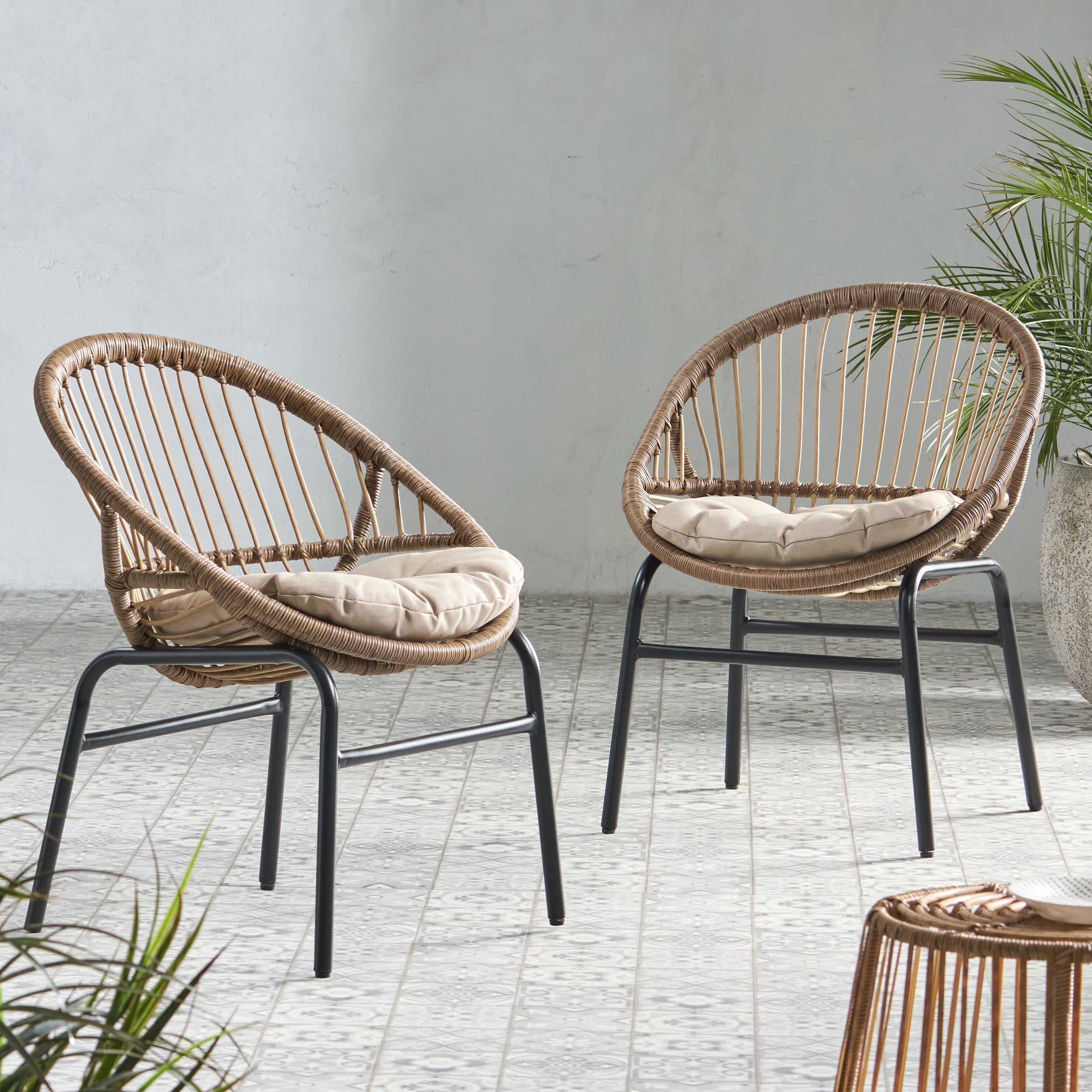 Outdoor Accent Chair with Curved Back and Basket Frame Set of 2