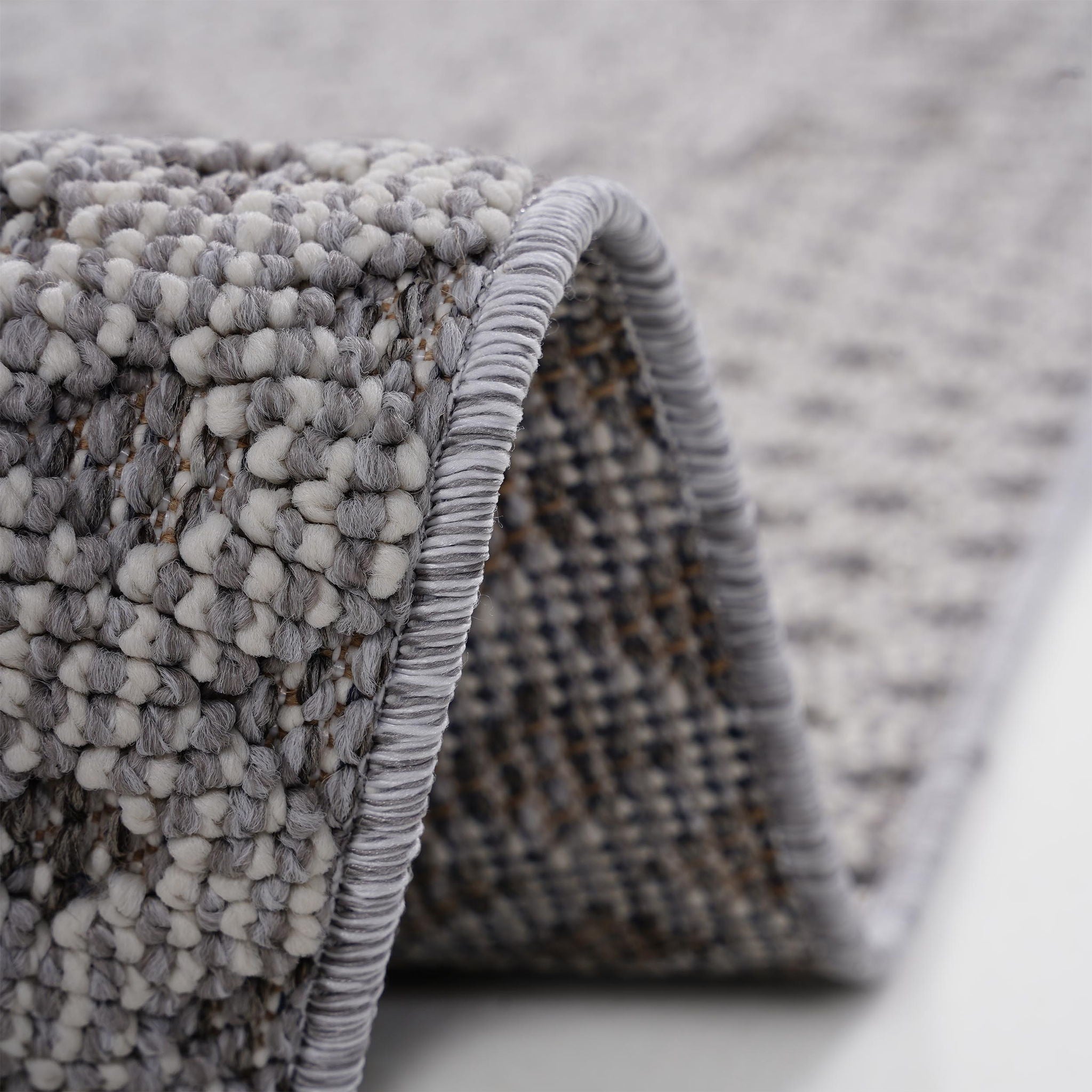 Guros - 6' X 9' Medallion Indoor / Outdoor Area Rug - Gray / White