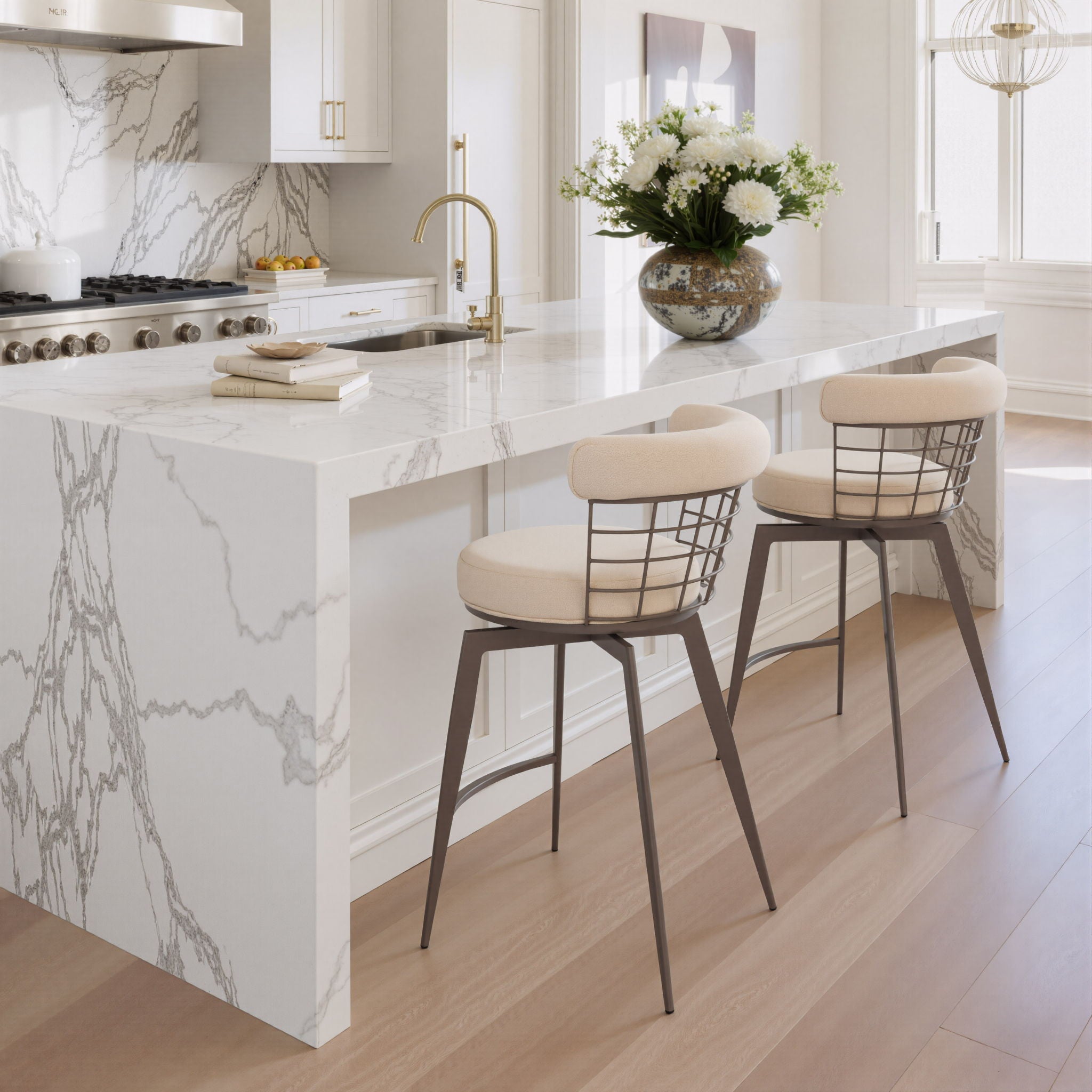 Saku - Swivel Barstool