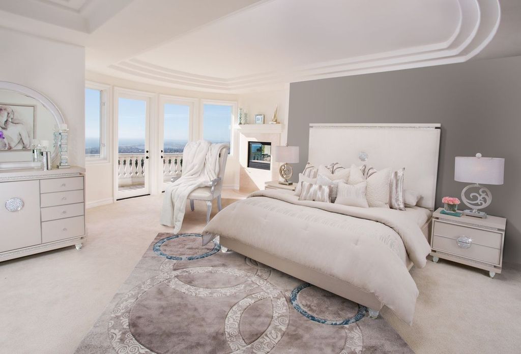 Glimmering Heights - Upholstered Bed