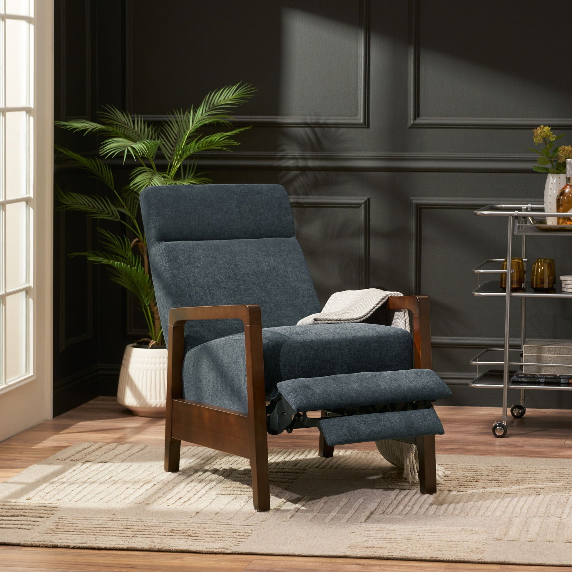 Contemporary Wide Hand Manual Club Recliner - Best Buy Furniture