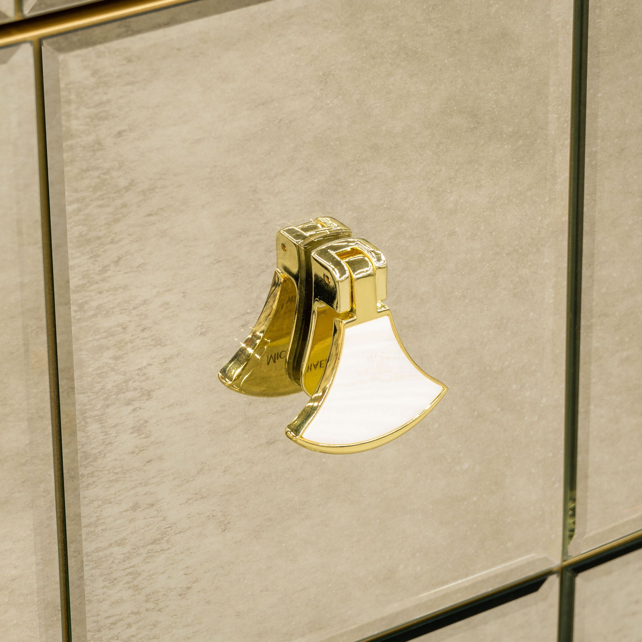 Scotts Square - 5-Drawer Chest - Light Champagne