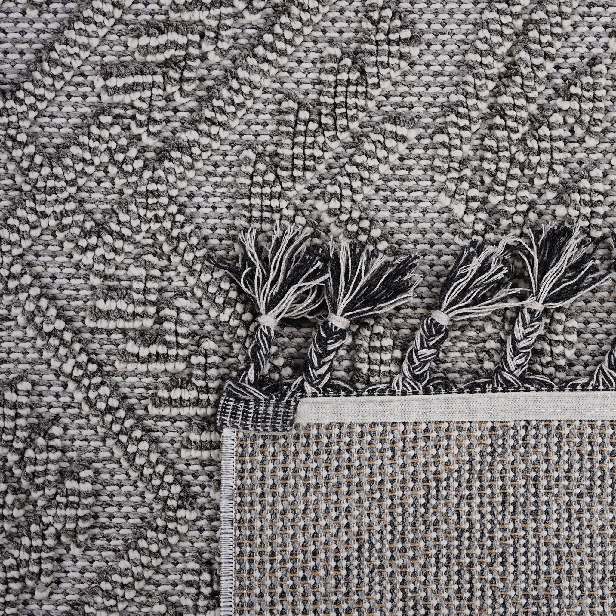 Guros - 6' X 9' Traditional Indoor / Outdoor Area Rug - White