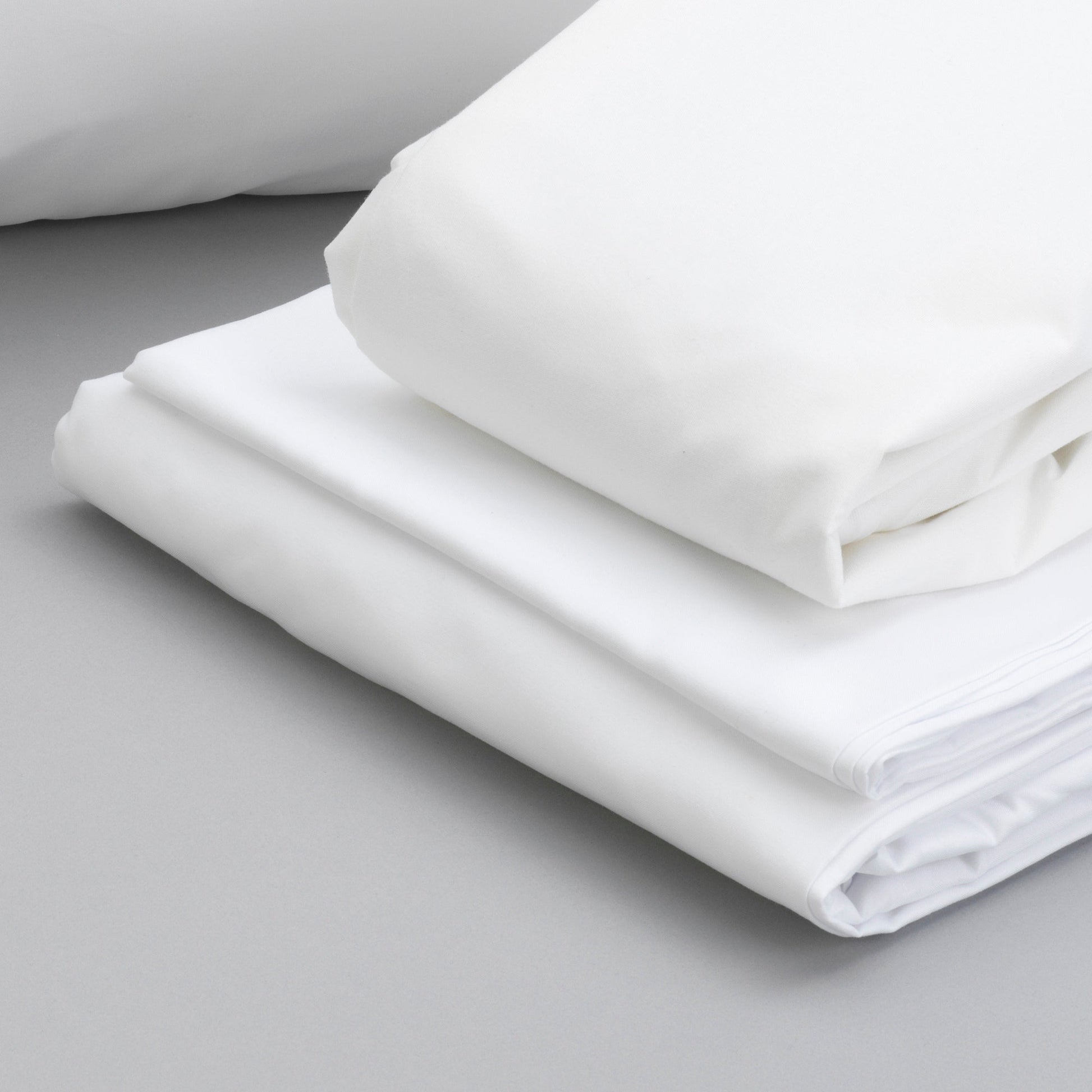 Essentials bedding bundle full: pillows, sheet set, mattress protector - Tuesday Morning - Bed Sheets