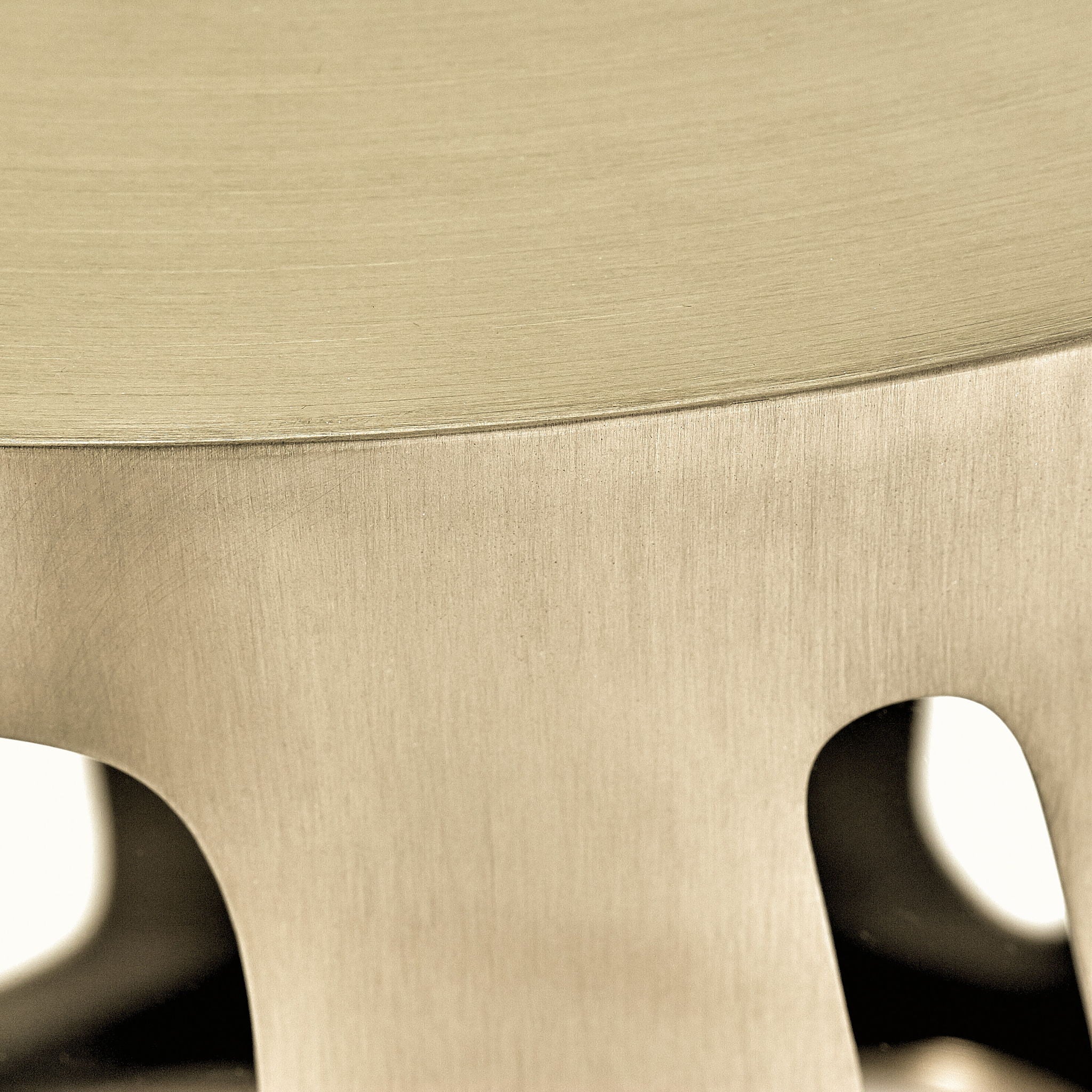 La Rachelle - Round Dining Table - Champagne
