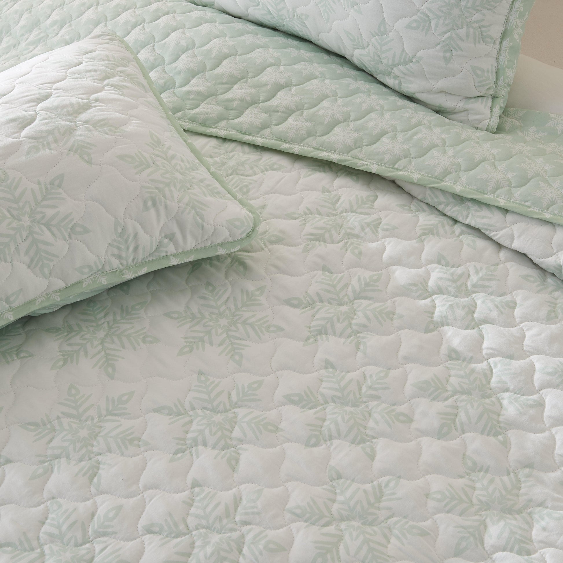 3 Piece Large Snowflake Quilt - Noemi Collection - Best Buy Furniture