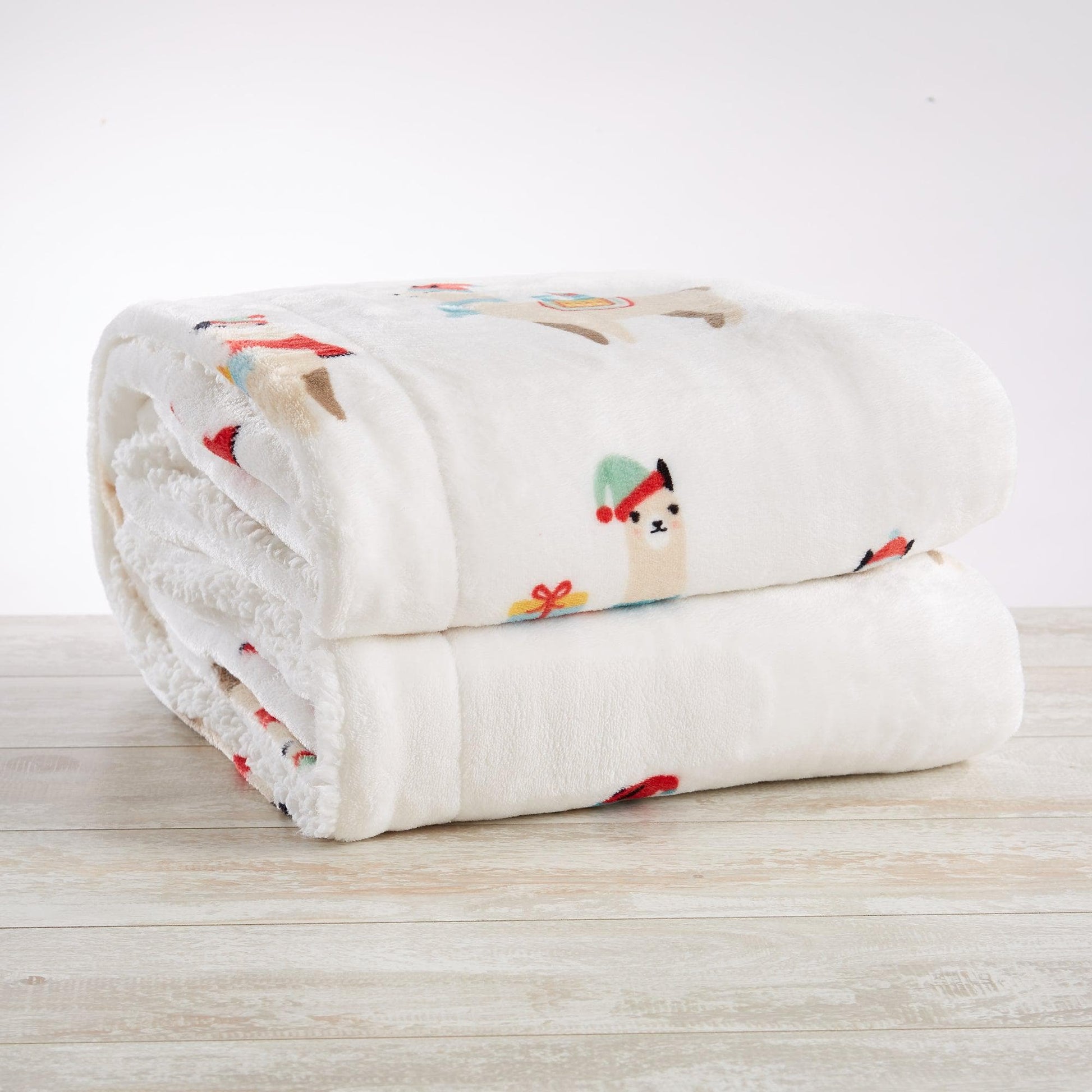 Holiday Sherpa Throw - Esmay Collection - Best Buy Furniture