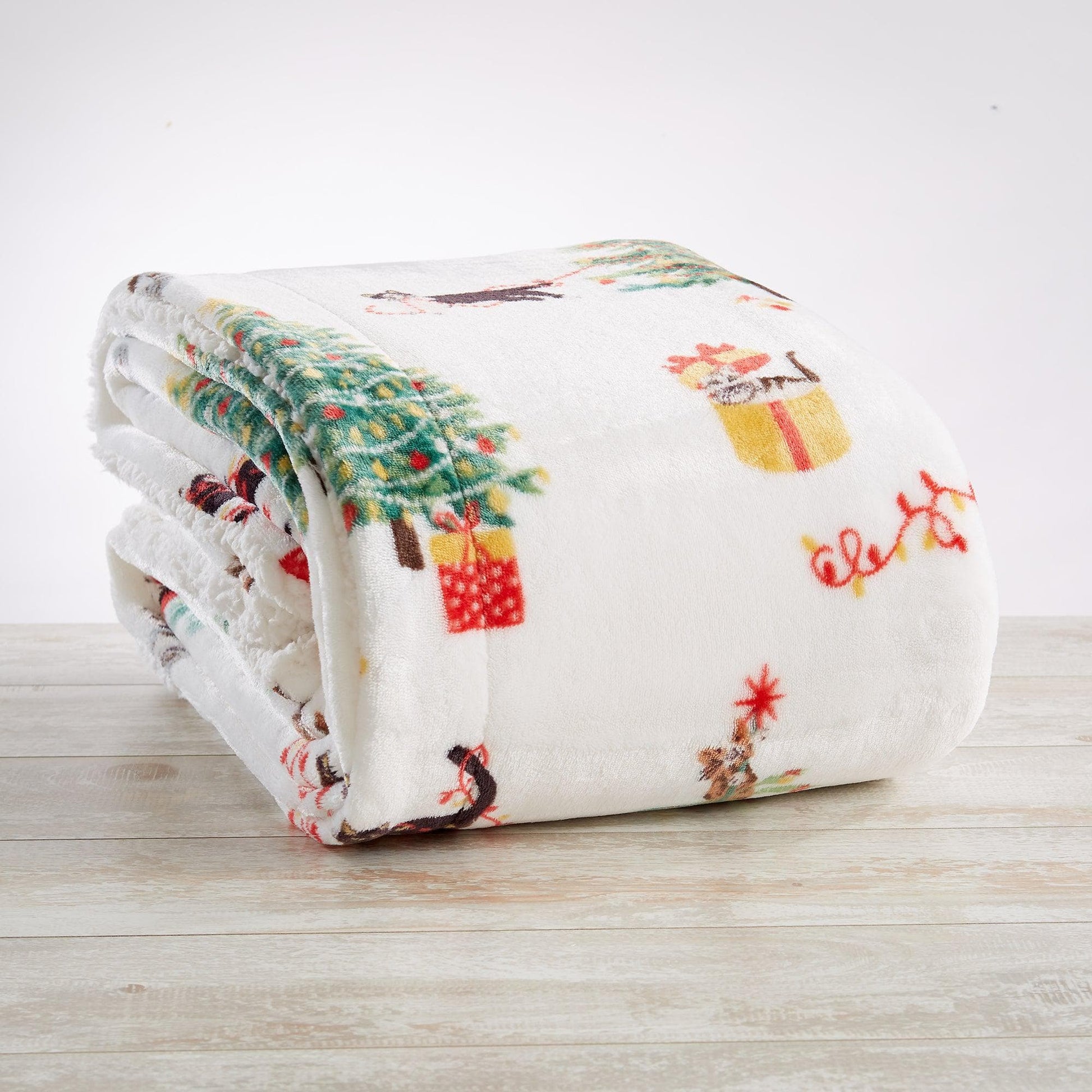 Holiday Sherpa Throw - Esmay Collection - Best Buy Furniture