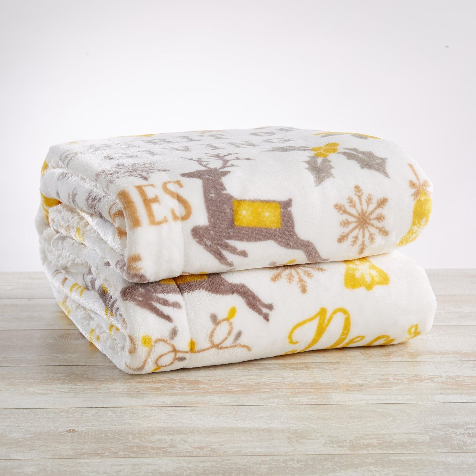 Holiday Sherpa Throw - Esmay Collection - Best Buy Furniture