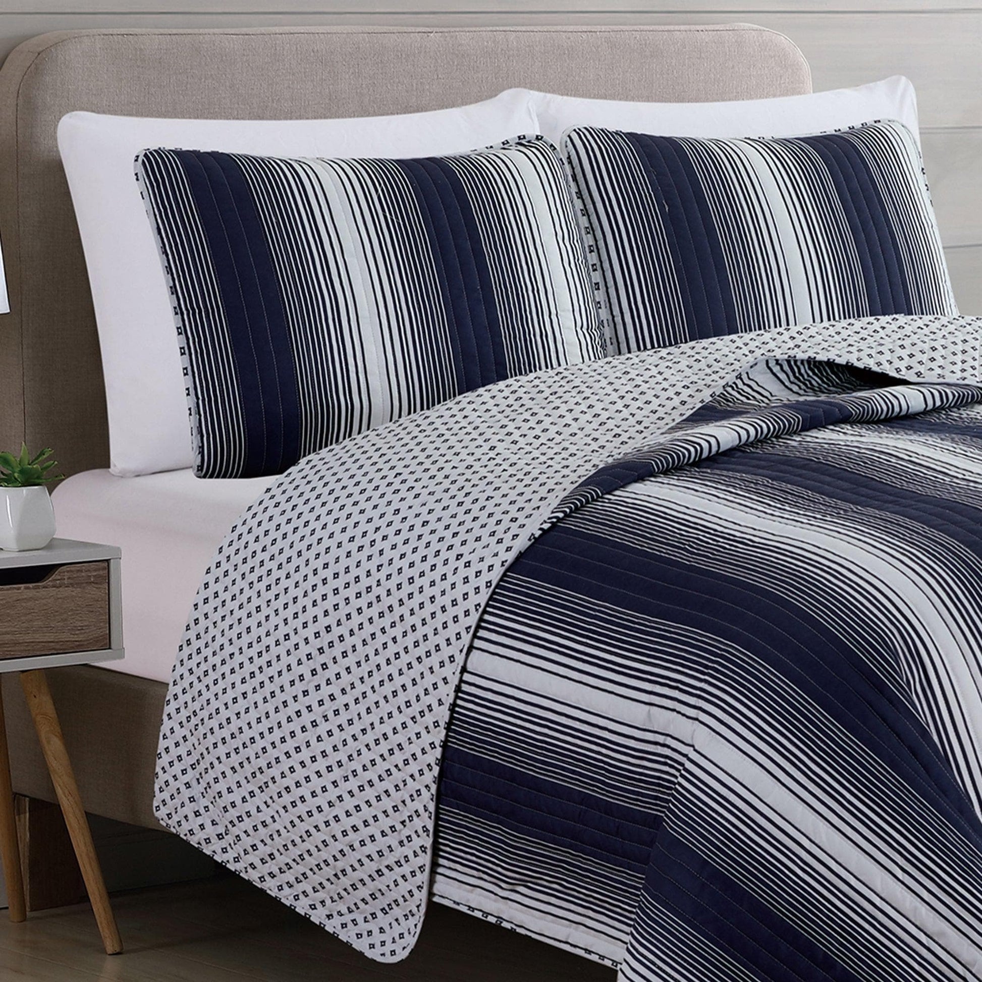 Everette Collection 3 Piece Ombre Striped Quilt Set - Best Buy Furniture