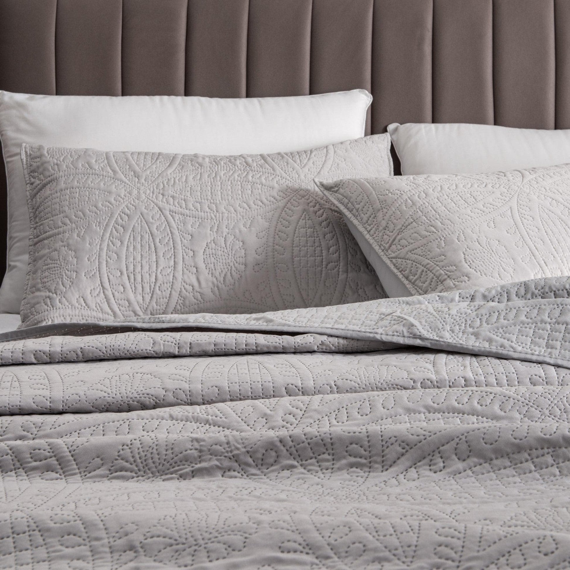 3-Piece Oversized Medallion Quilt Set - Clara Collection - Best Buy Furniture