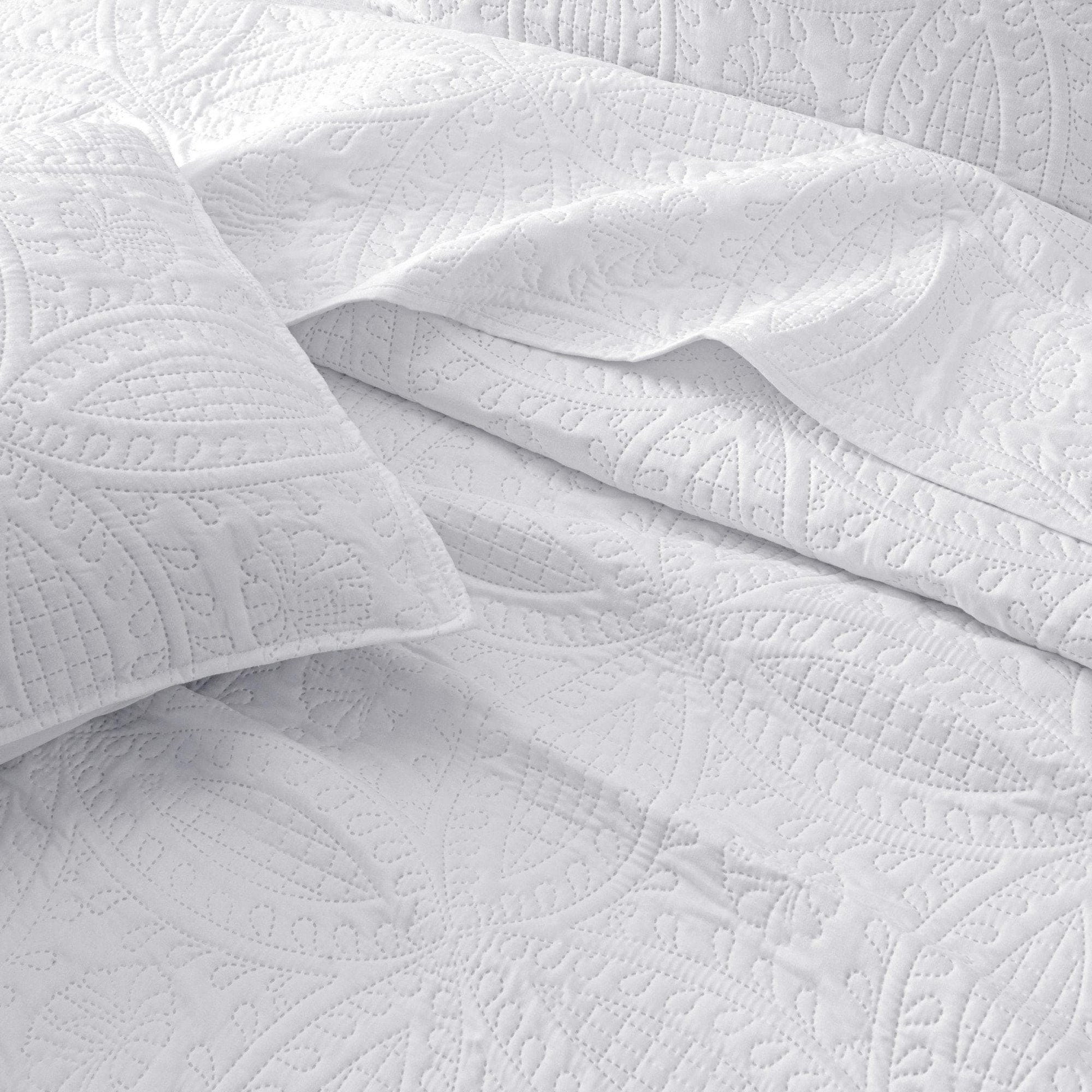 3-Piece Oversized Medallion Quilt Set - Clara Collection - Best Buy Furniture