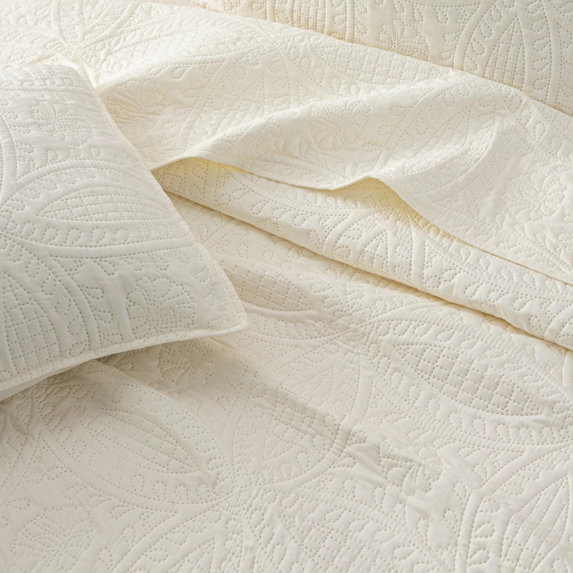 3-Piece Oversized Medallion Quilt Set - Clara Collection - Best Buy Furniture