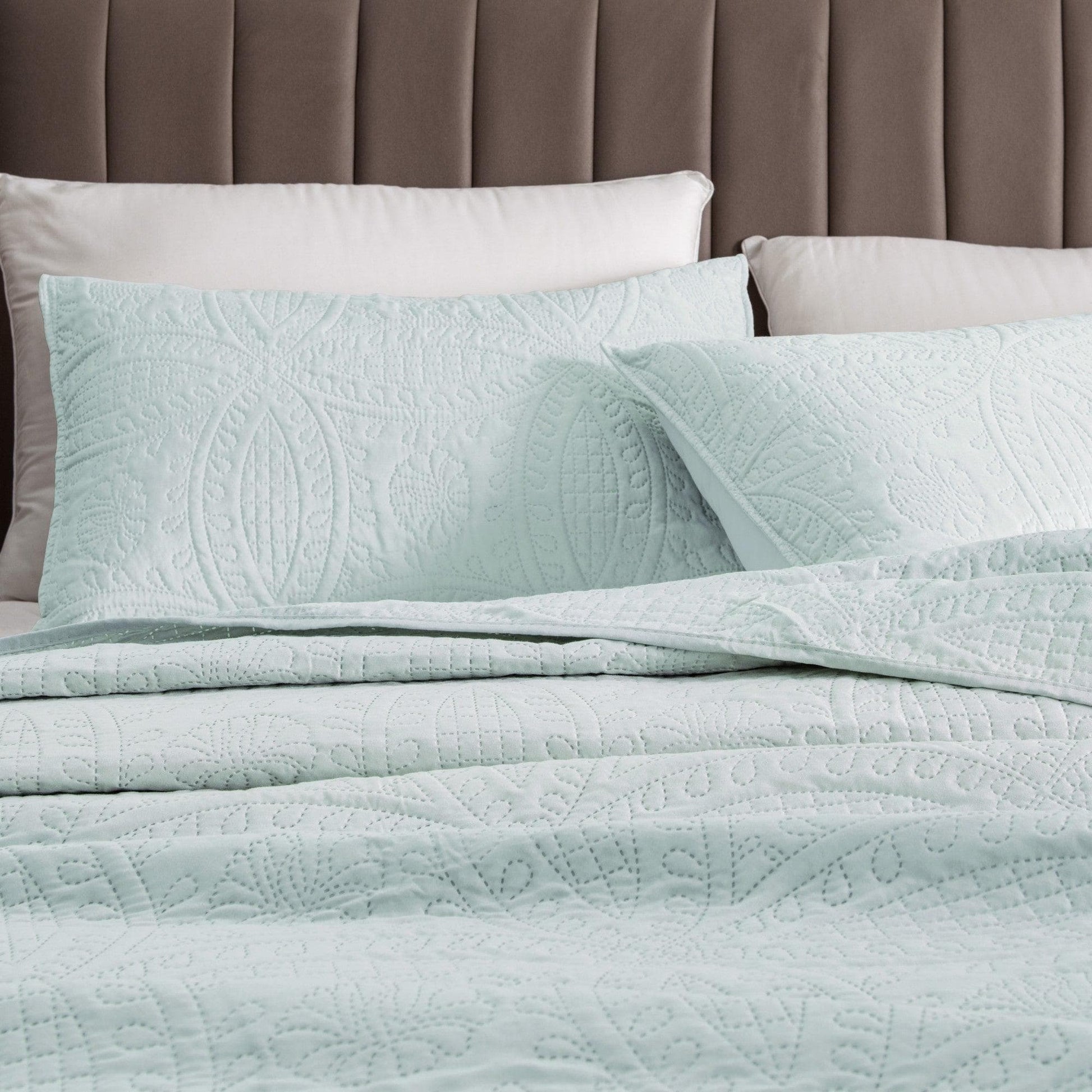 3-Piece Oversized Medallion Quilt Set - Clara Collection - Best Buy Furniture