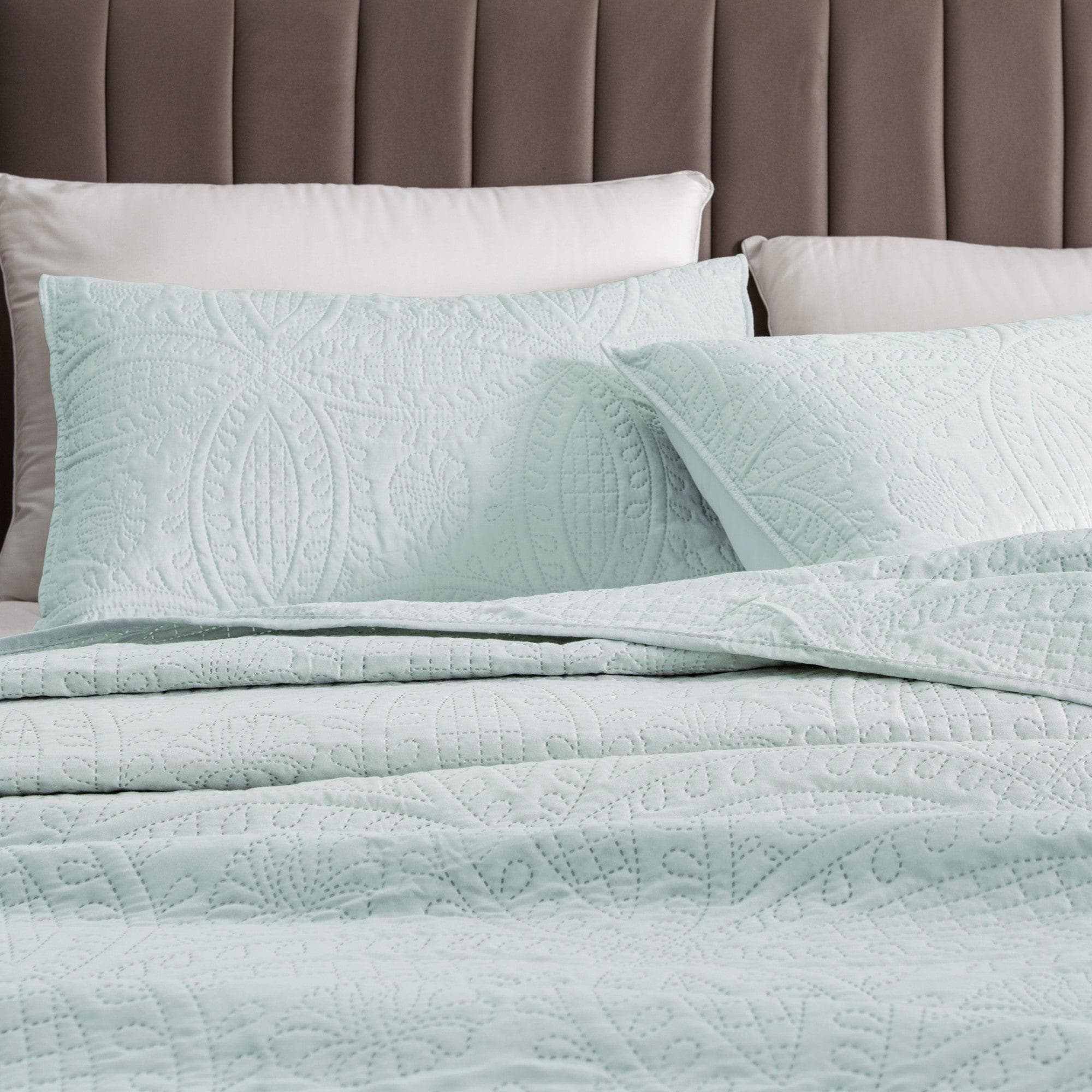 3-Piece Oversized Medallion Quilt Set - Clara Collection - Best Buy Furniture