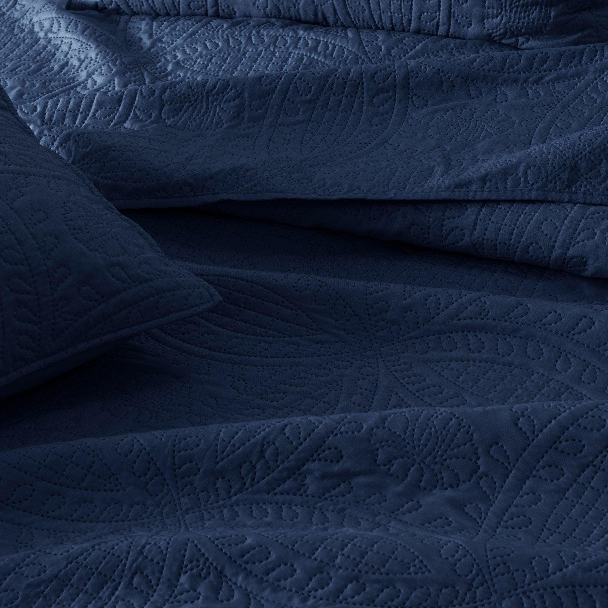 3-Piece Oversized Medallion Quilt Set - Clara Collection - Best Buy Furniture