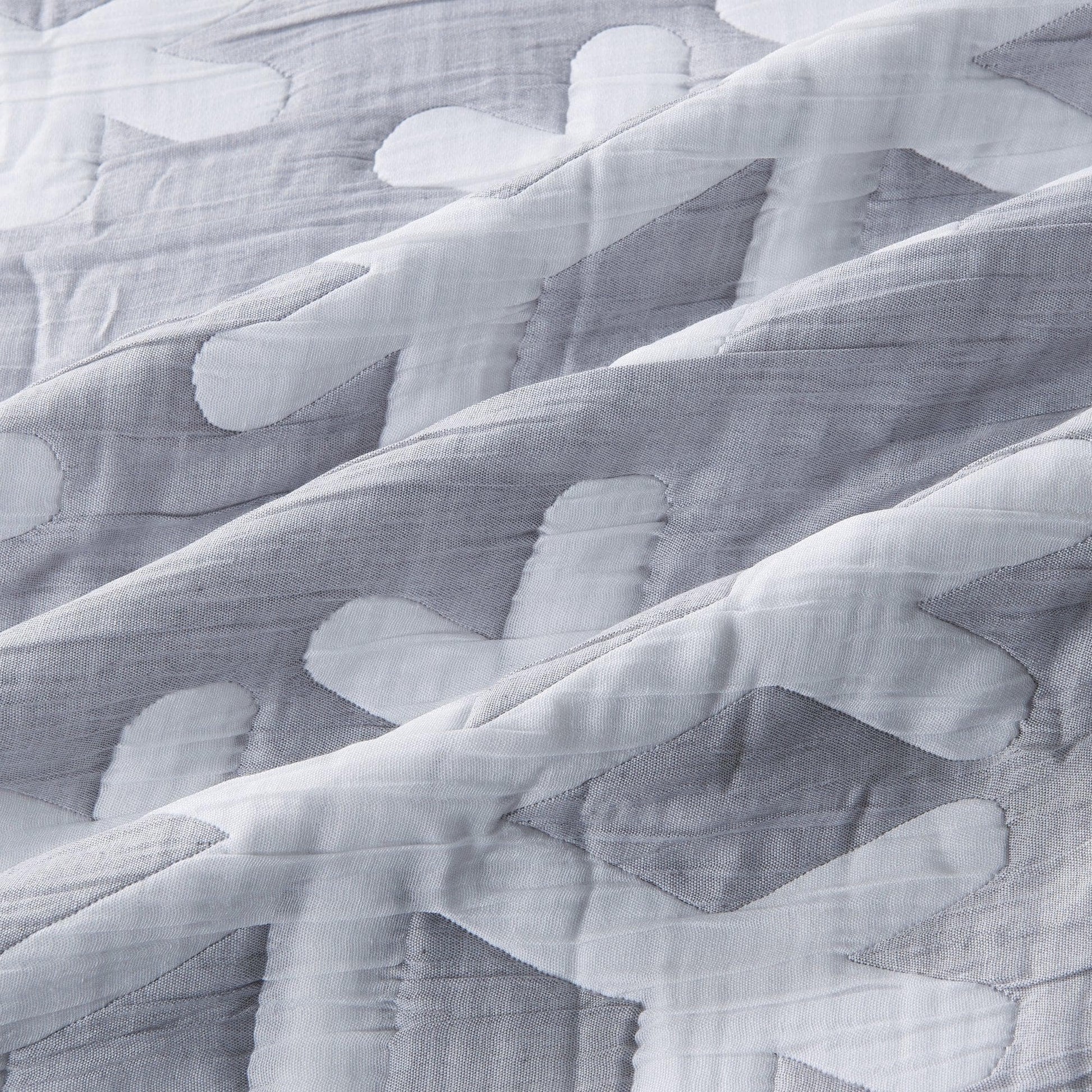 Matelassé Snowflake Quilt Set - Nino Collection - Best Buy Furniture