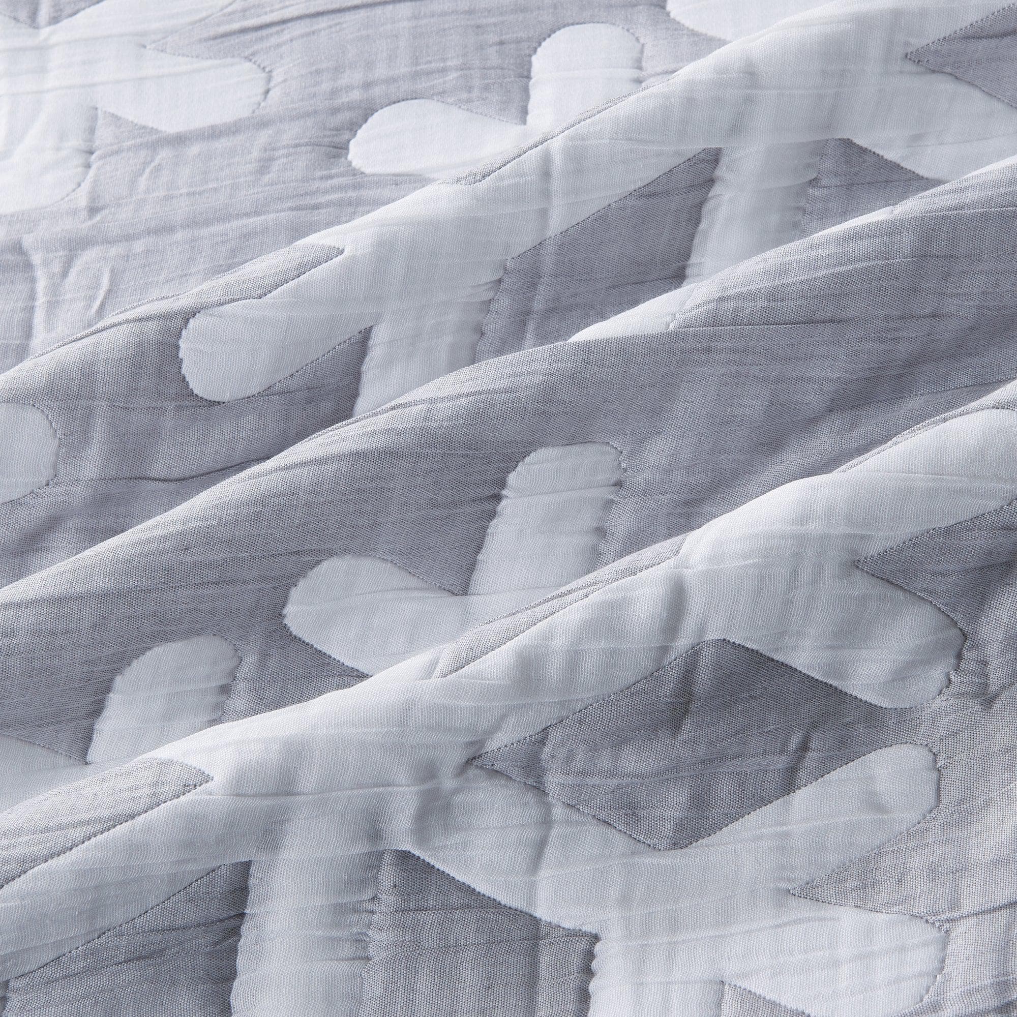 Matelassé Snowflake Quilt Set - Nino Collection - Best Buy Furniture