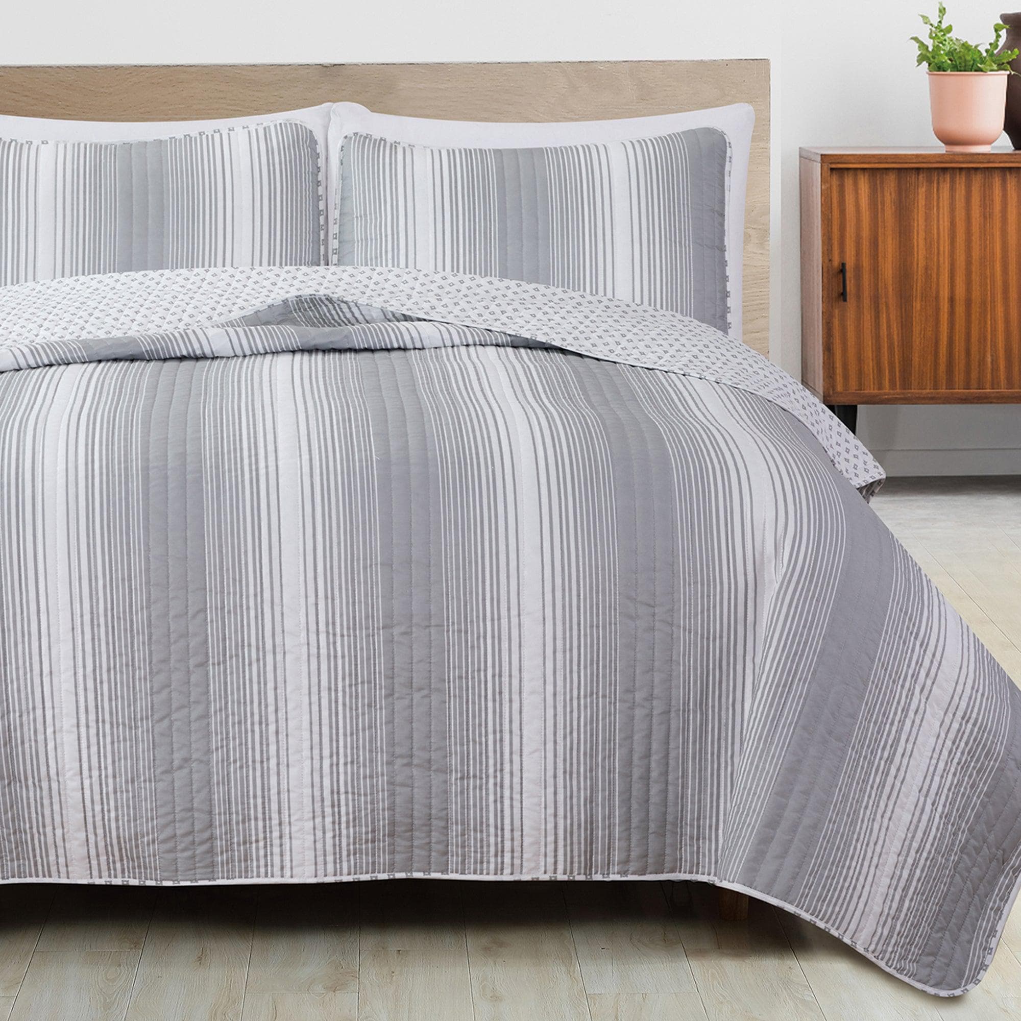 Everette Collection 3 Piece Ombre Striped Quilt Set - Best Buy Furniture