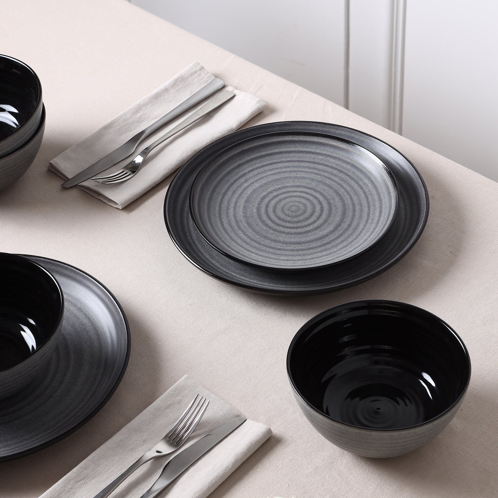 Dua Stoneware Dinner Plate - Black