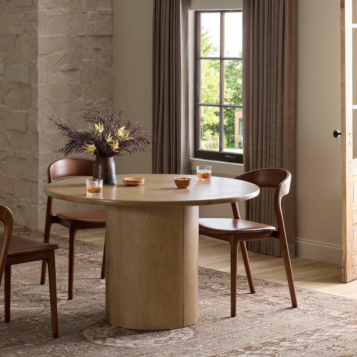 Pilo Dining Table