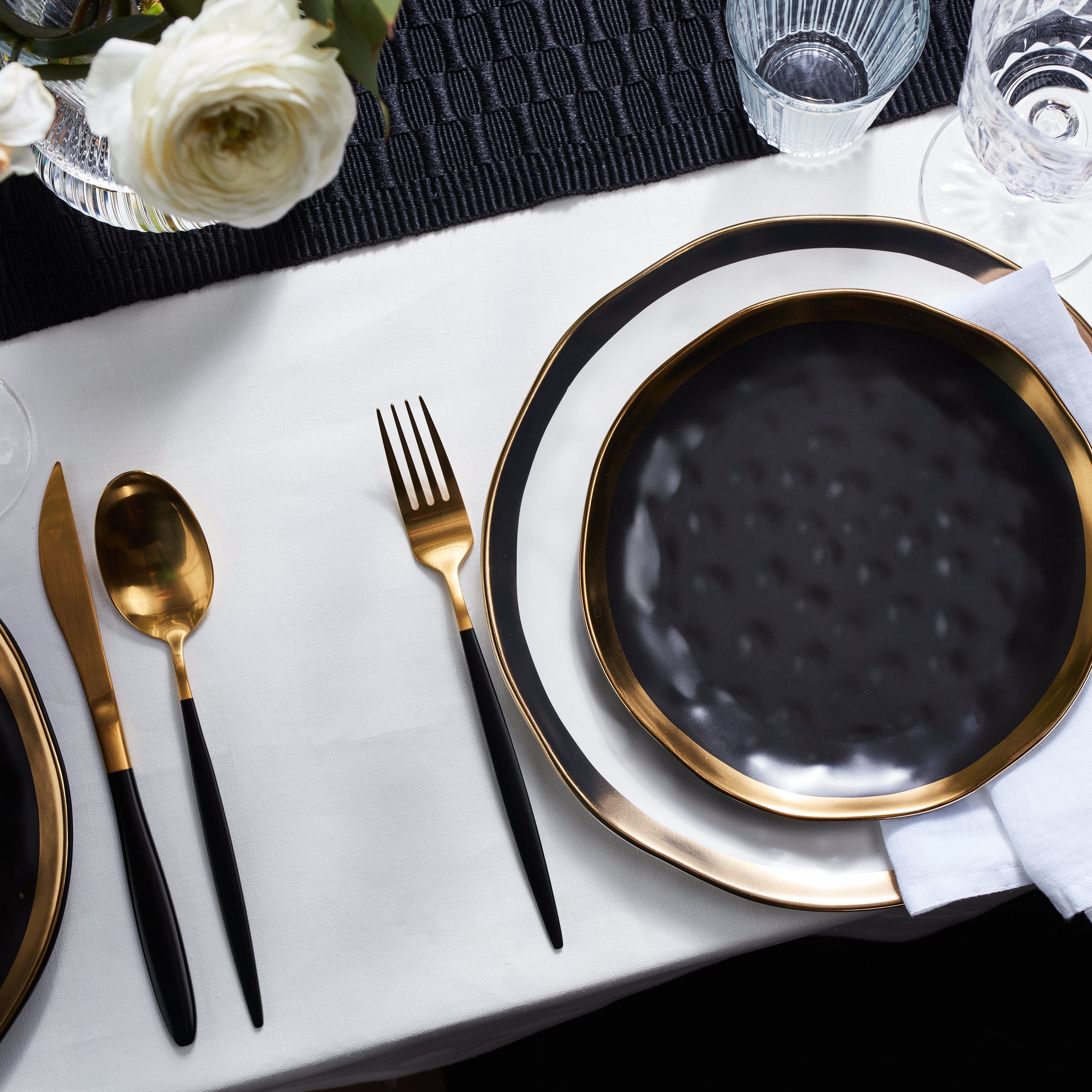 Florian Porcelain Dinnerware Set - Black