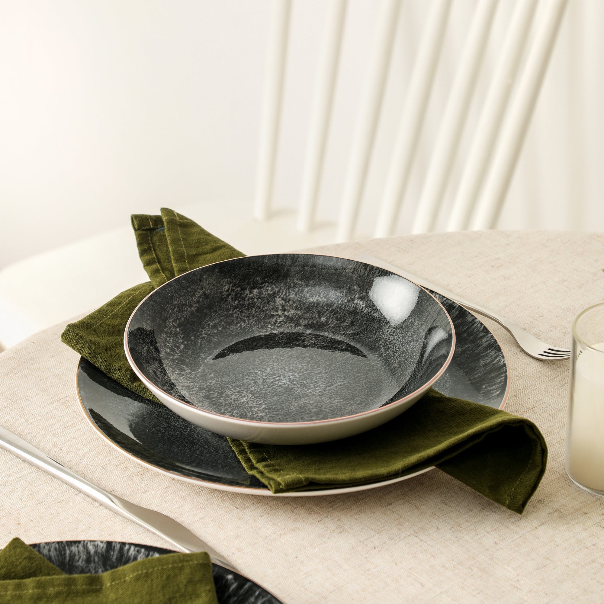 Onyx Porcelain Dinnerware Set - Black and Gold