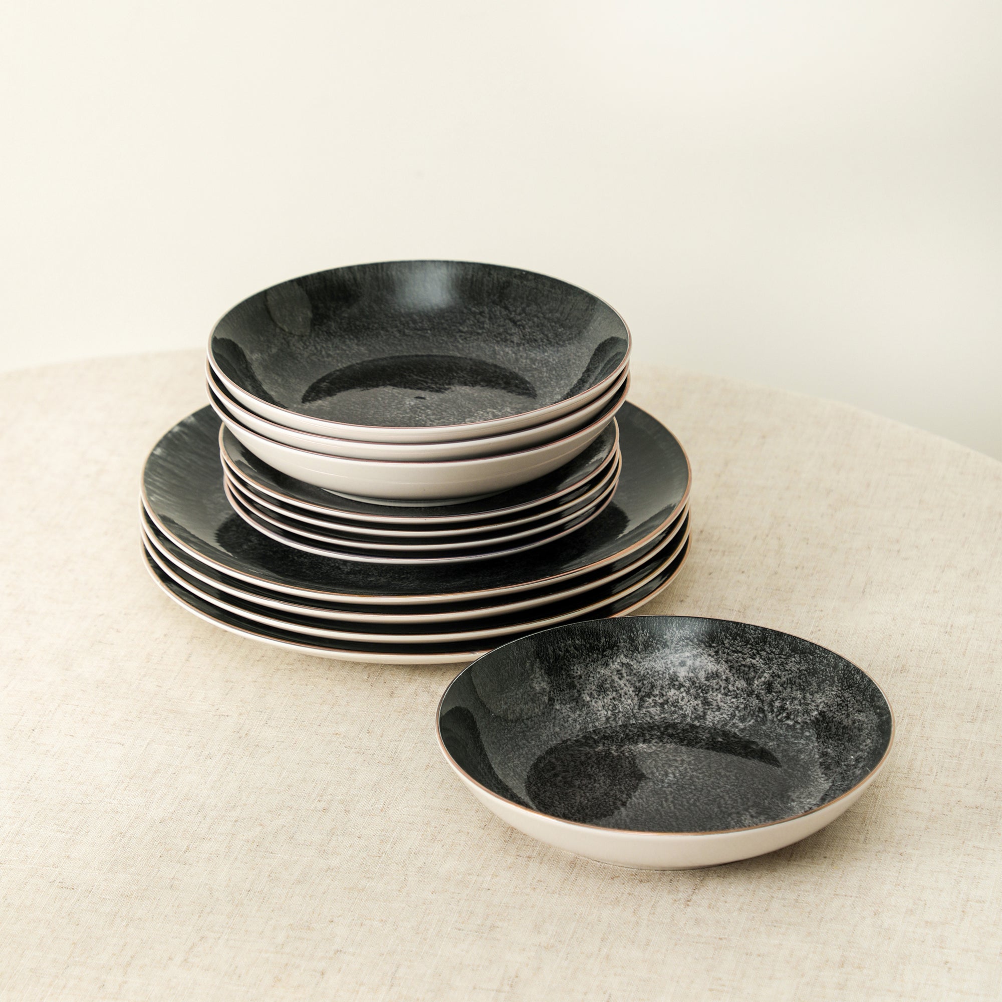 Onyx Porcelain Dinnerware Set - Black and Gold