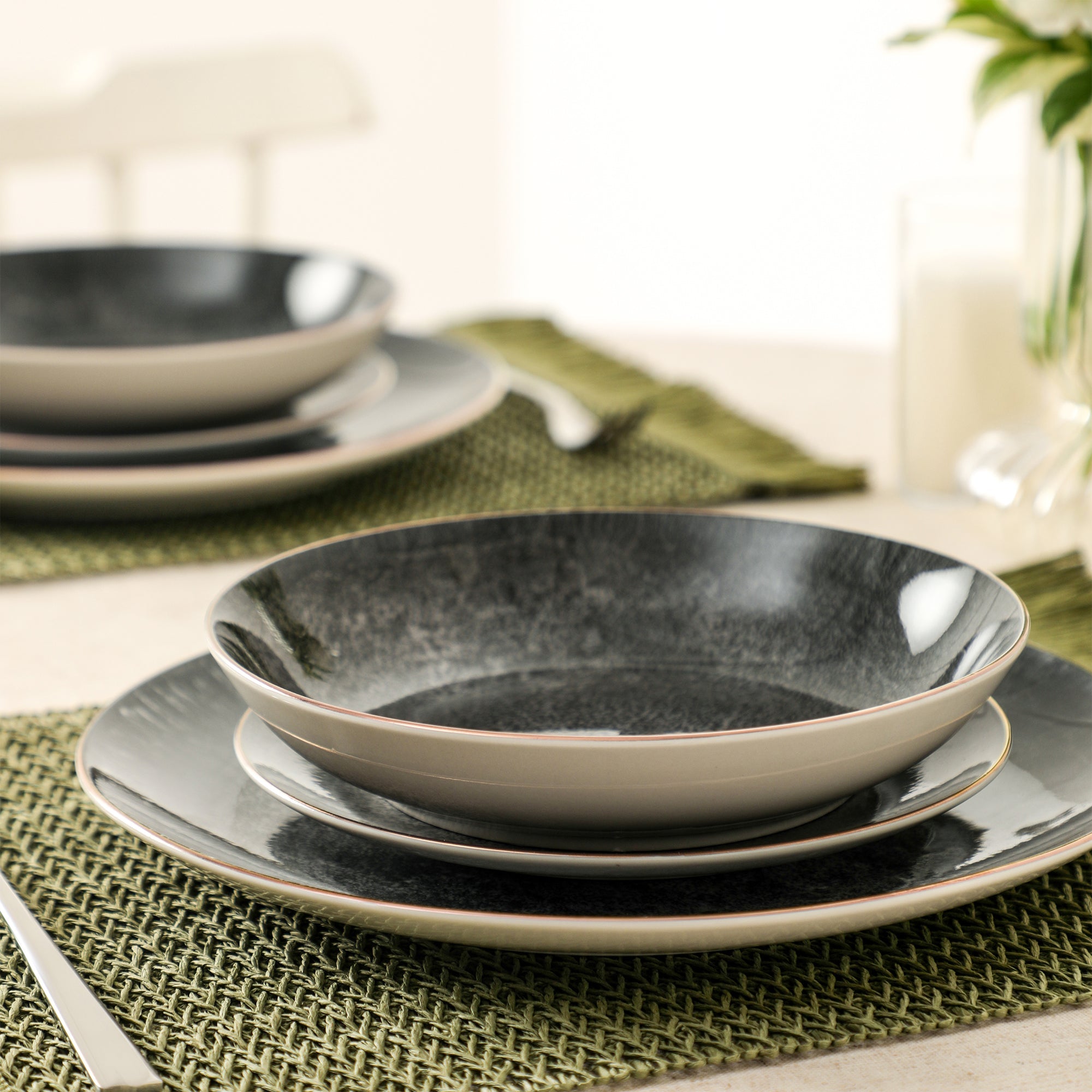 Onyx Porcelain Dinnerware Set - Black and Gold