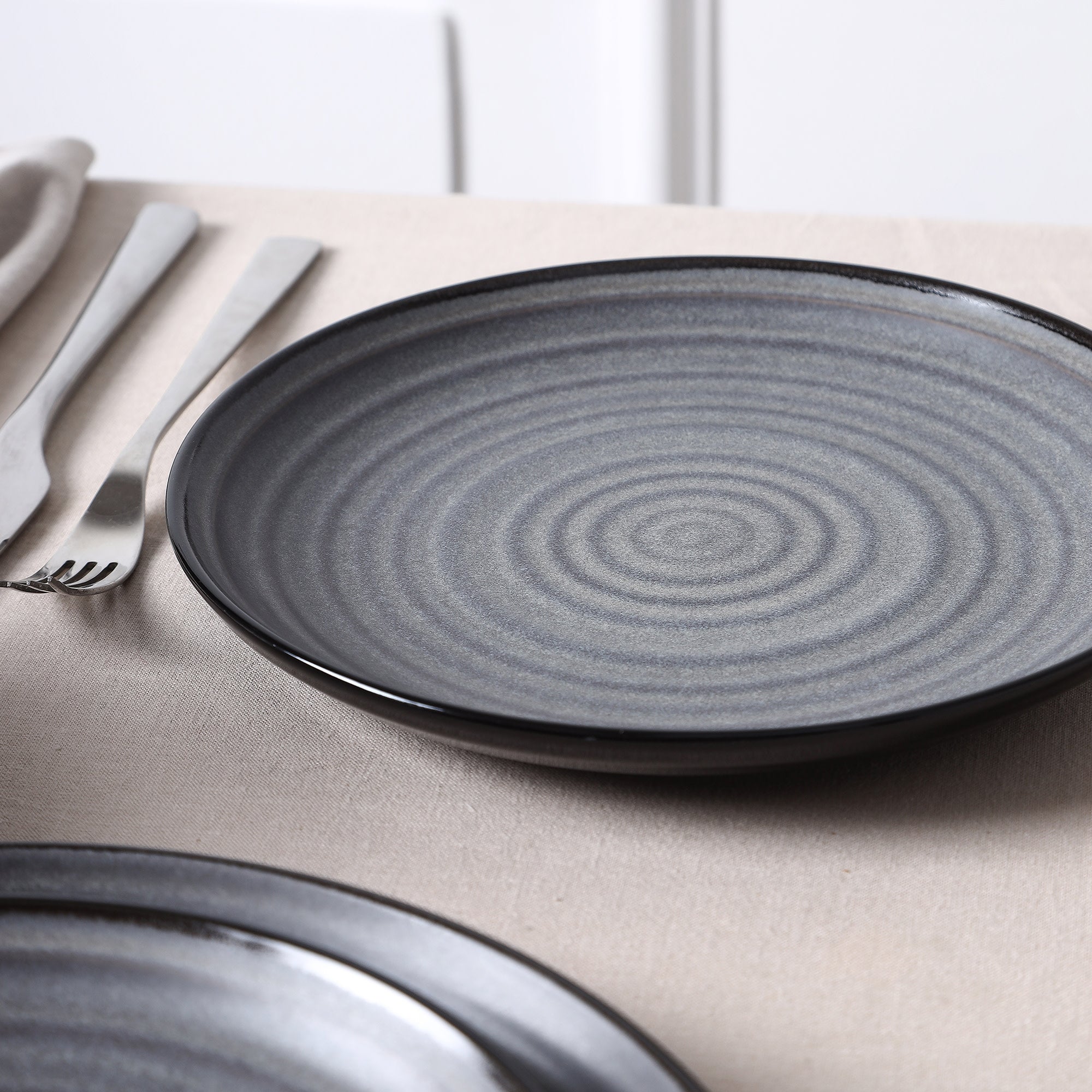 Dua Stoneware Salad Plate - Black